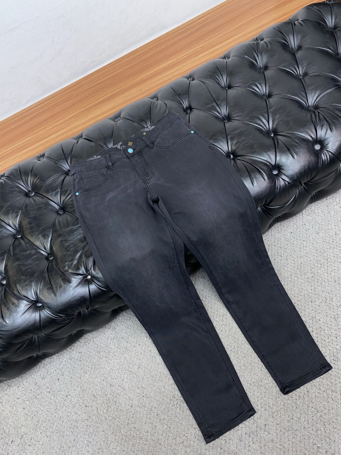 🌾 1v路易威登 高端定制、2026早春最新款牛仔裤 柜台同步发售 原版定制复刻 客供五金辅料 原单品质