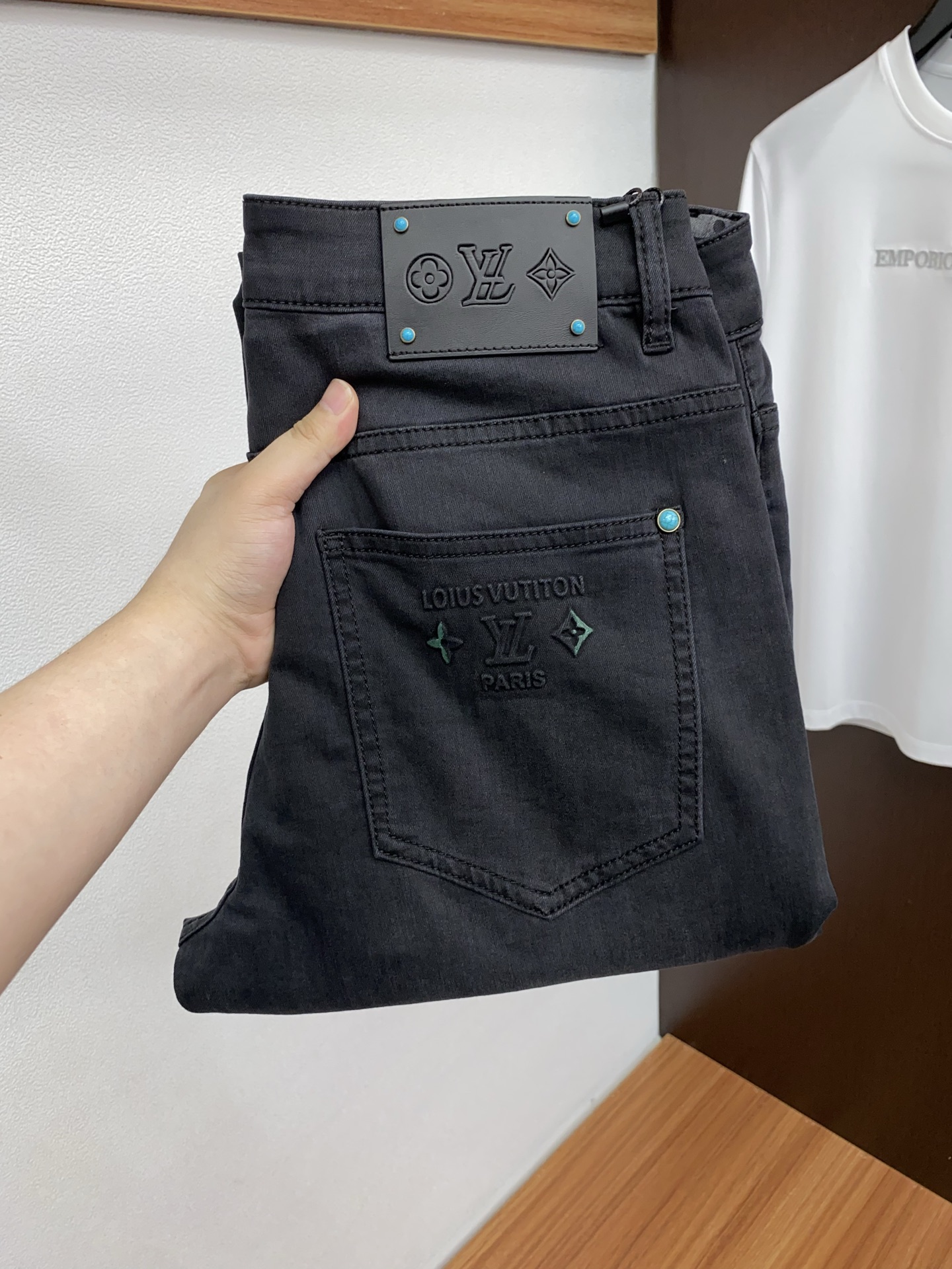 🌾 1v路易威登 高端定制、2026早春最新款牛仔裤 柜台同步发售 原版定制复刻 客供五金辅料 原单品质