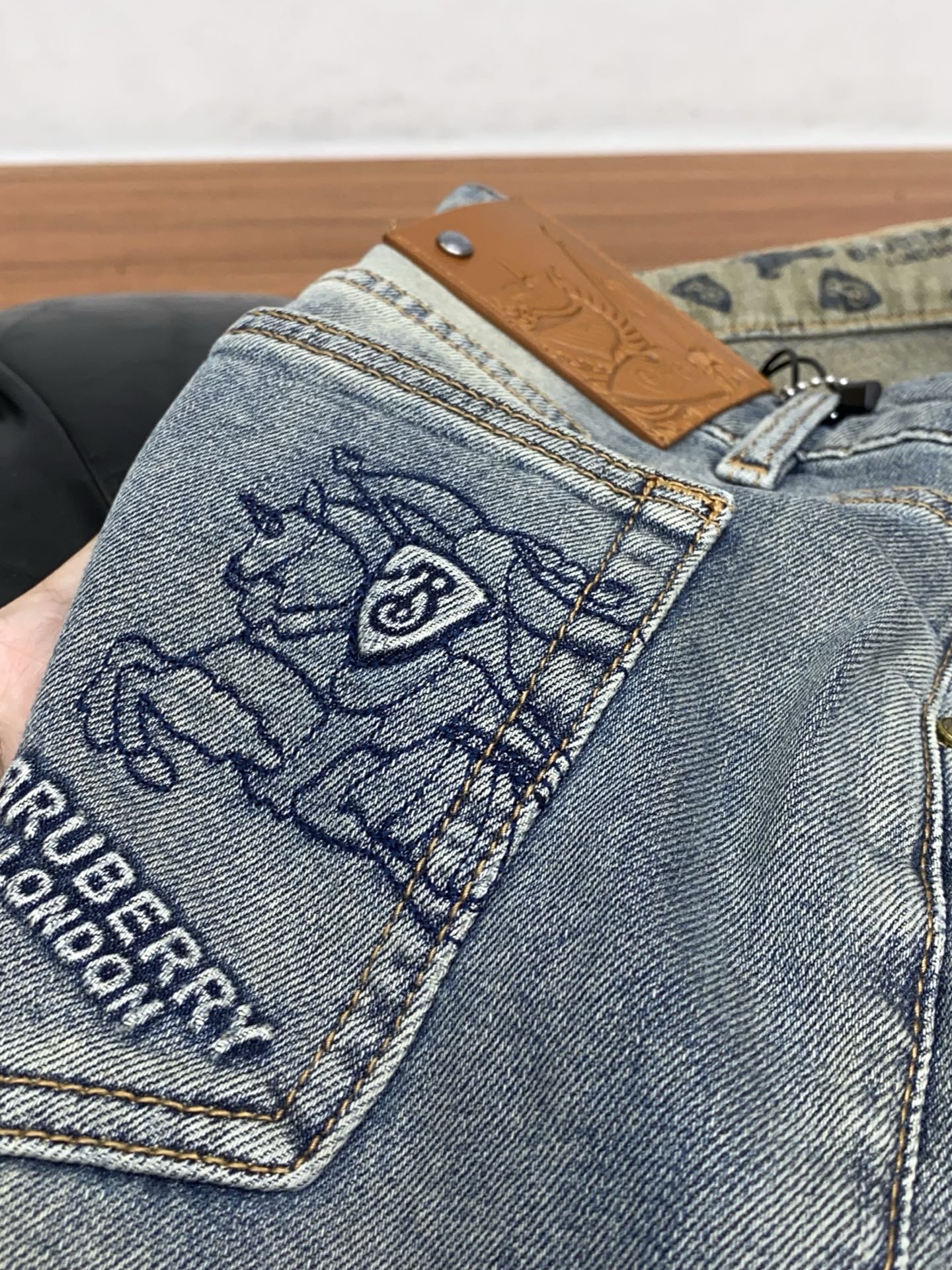 🌾 巴宝莉 高端定制、2026早春最新款牛仔裤 柜台同步发售 原版定制复刻 客供五金辅料 原单品质 进口