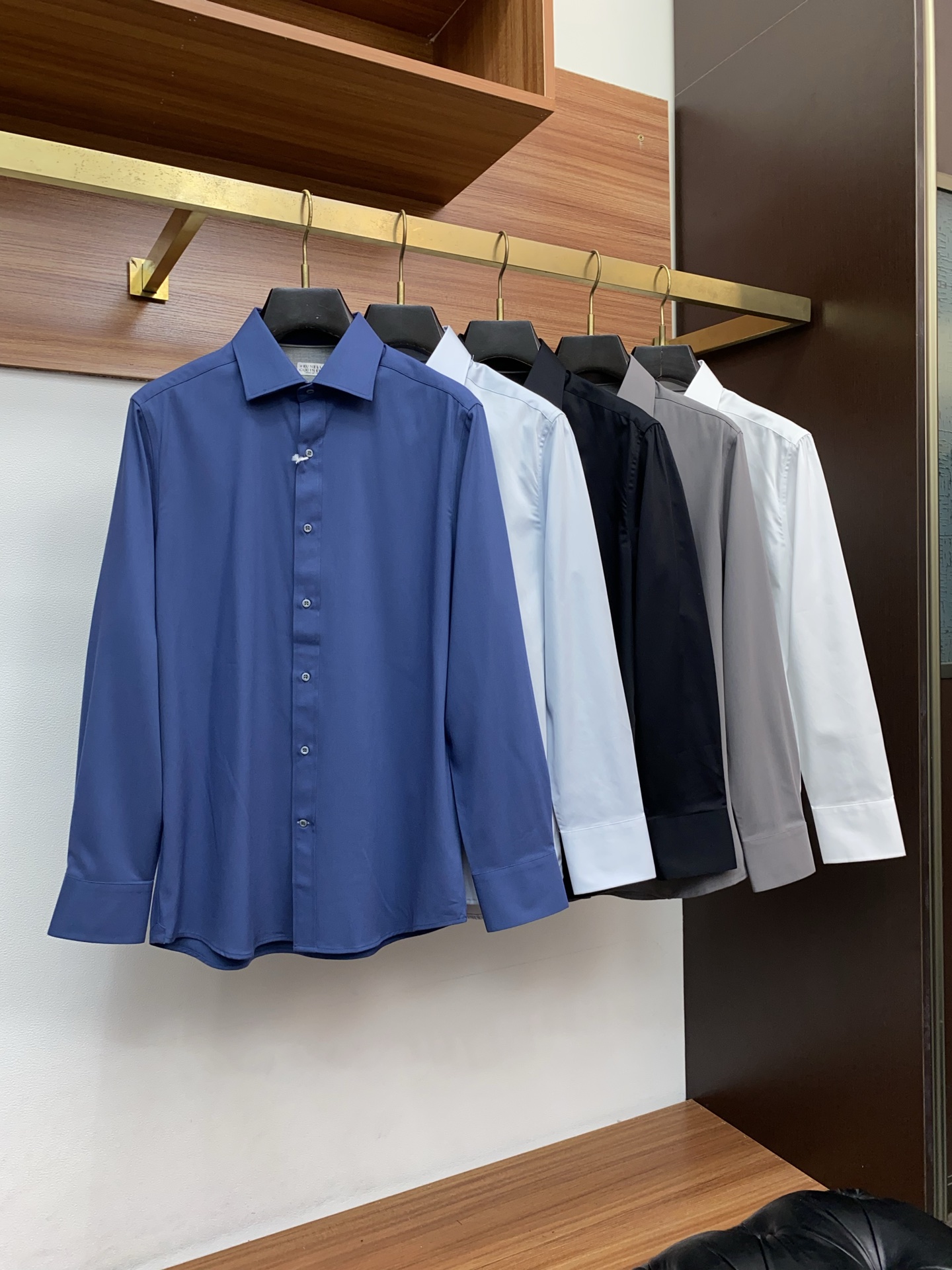 BC 高端男士长袖衬衫，在追求品质与风格的同时品牌以其卓越的工艺和独特的设计理念，再次引领潮流前沿。这款