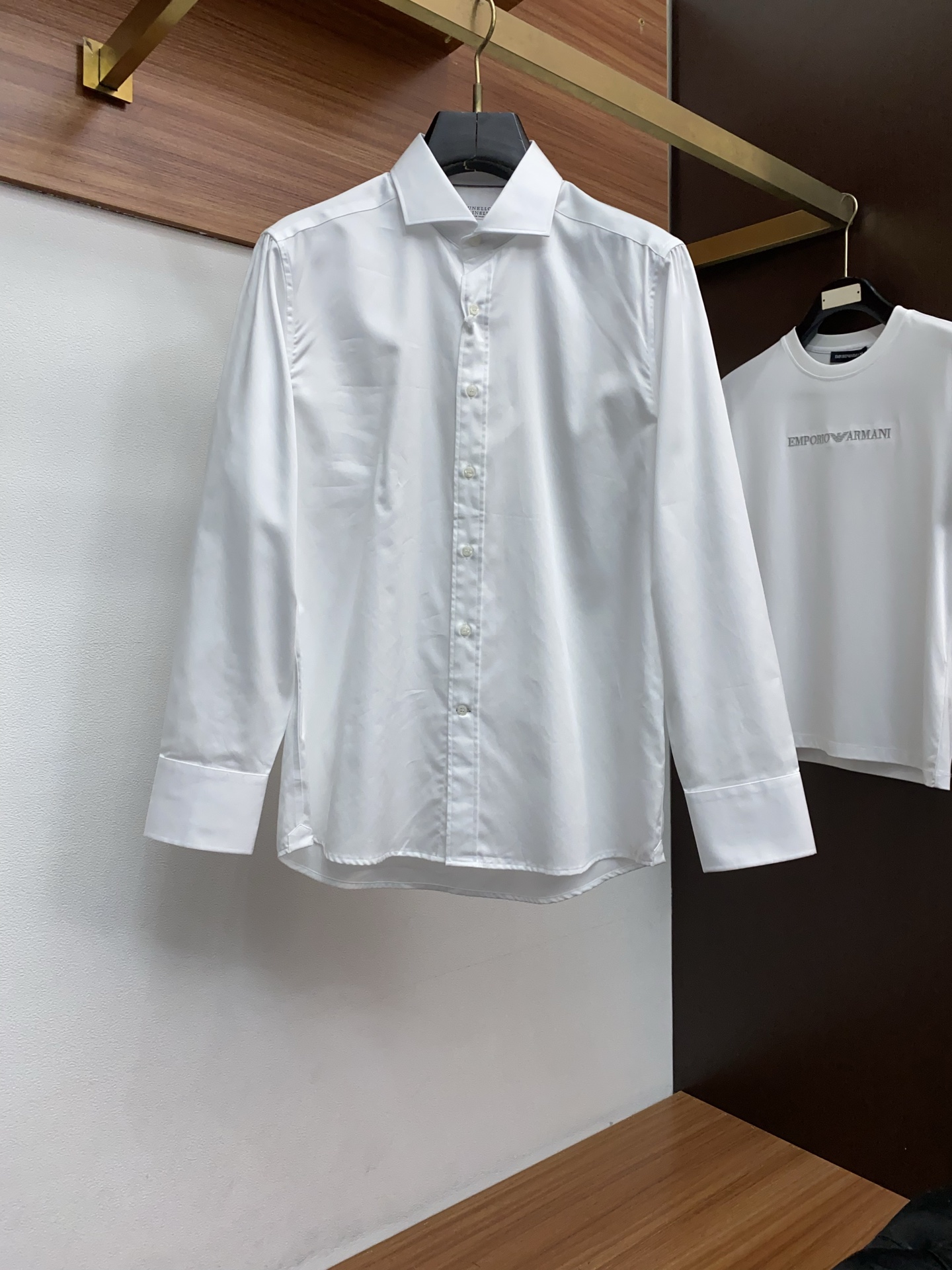 BC 高端男士长袖衬衫，在追求品质与风格的同时品牌以其卓越的工艺和独特的设计理念，再次引领潮流前沿。这款