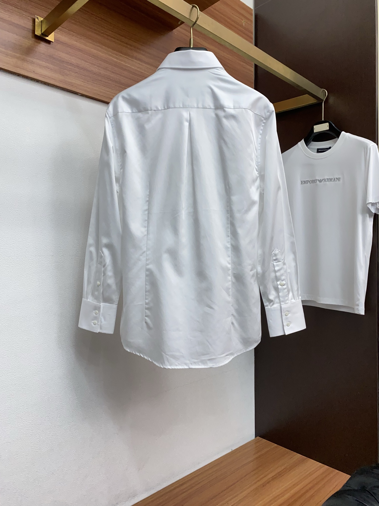 BC 高端男士长袖衬衫，在追求品质与风格的同时品牌以其卓越的工艺和独特的设计理念，再次引领潮流前沿。这款