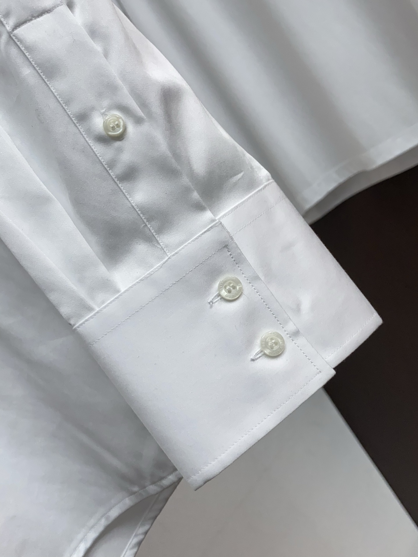 BC 高端男士长袖衬衫，在追求品质与风格的同时品牌以其卓越的工艺和独特的设计理念，再次引领潮流前沿。这款