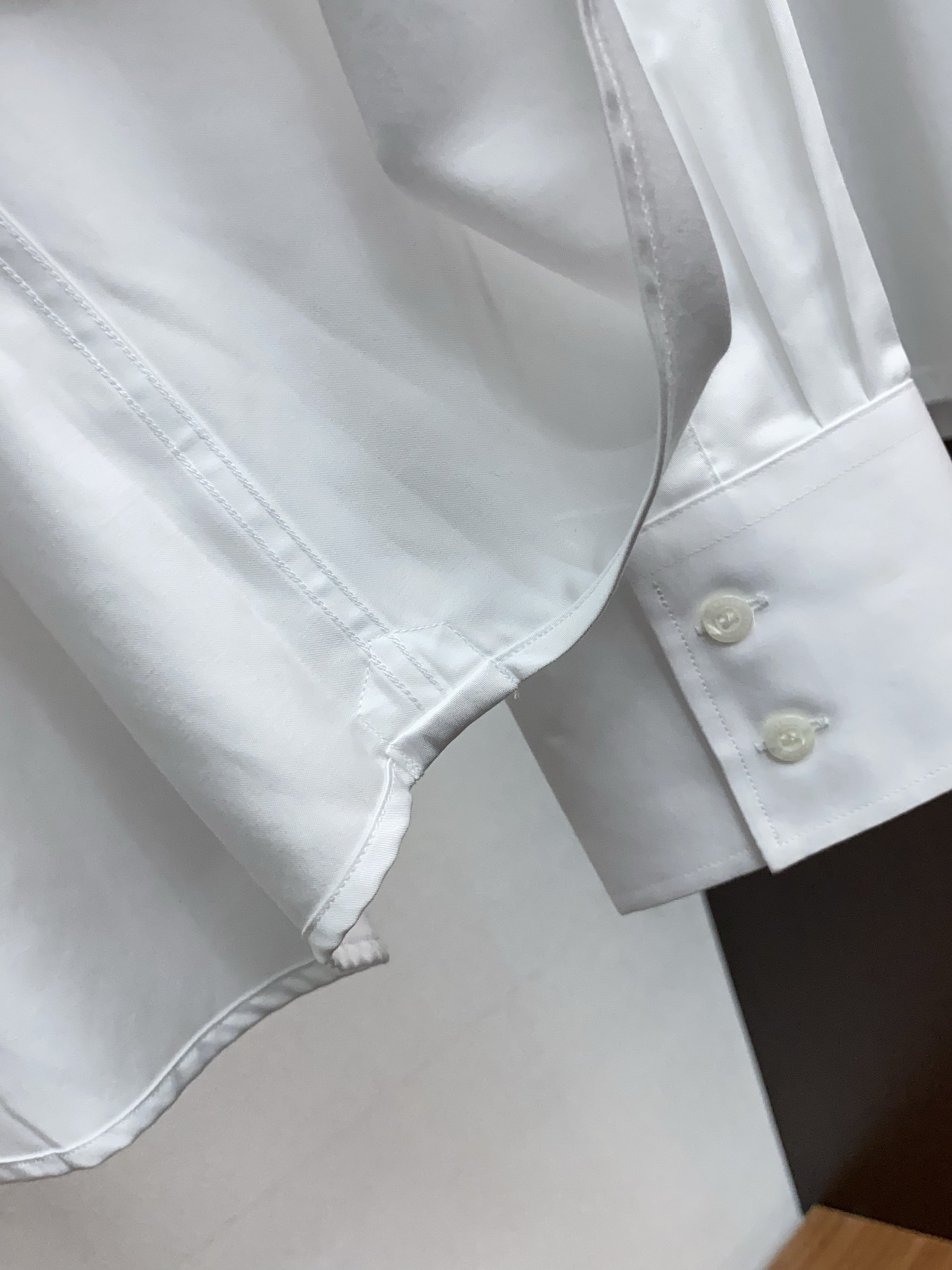 BC 高端男士长袖衬衫，在追求品质与风格的同时品牌以其卓越的工艺和独特的设计理念，再次引领潮流前沿。这款