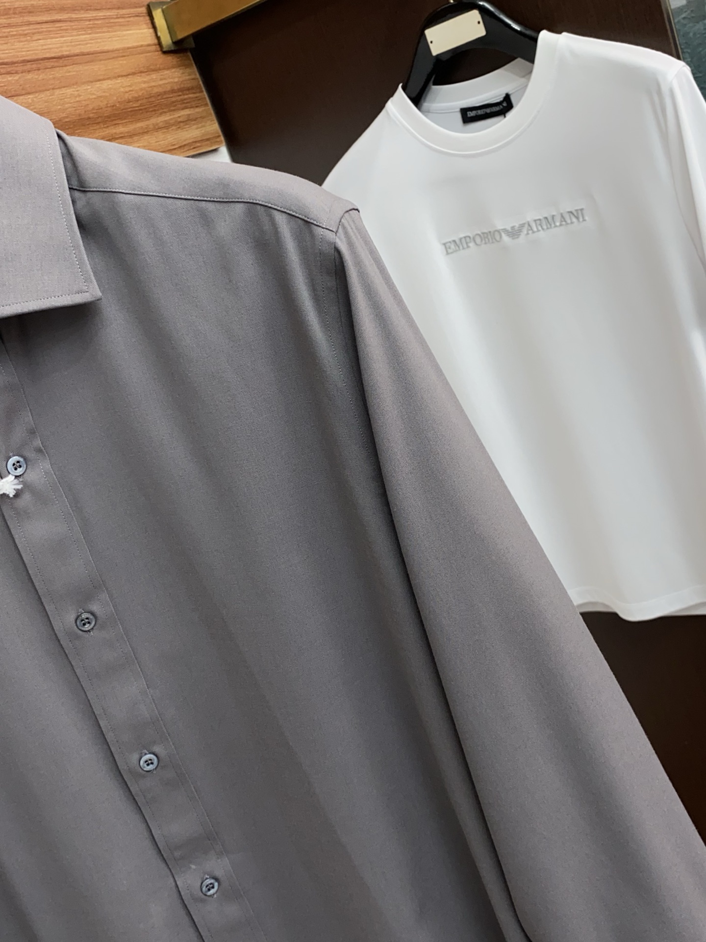 BC 高端男士长袖衬衫，在追求品质与风格的同时品牌以其卓越的工艺和独特的设计理念，再次引领潮流前沿。这款