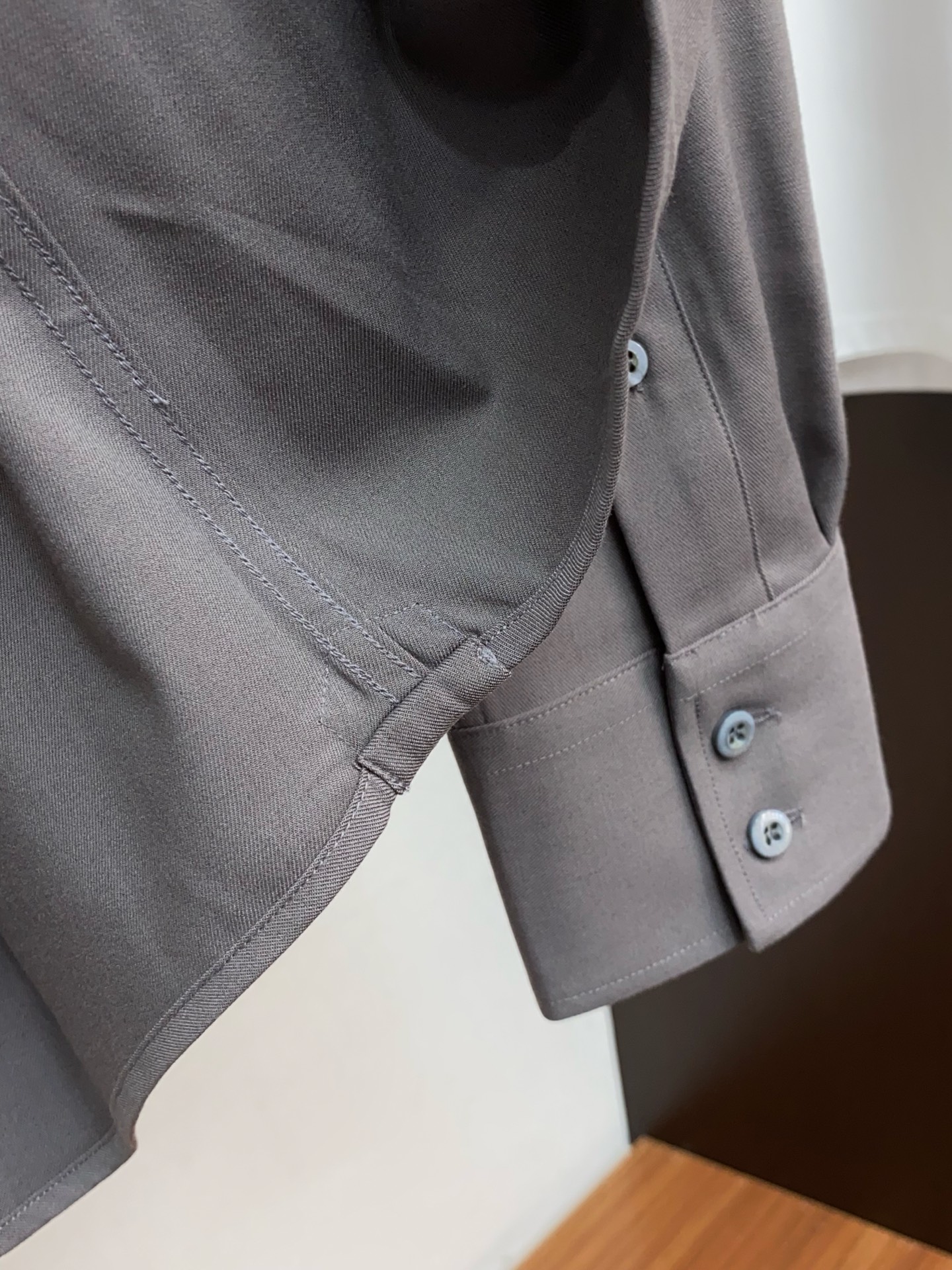 BC 高端男士长袖衬衫，在追求品质与风格的同时品牌以其卓越的工艺和独特的设计理念，再次引领潮流前沿。这款