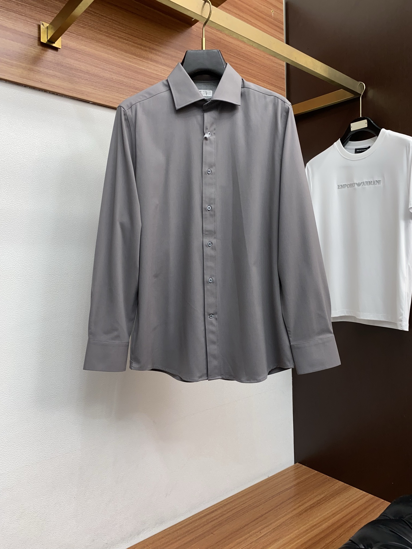 BC 高端男士长袖衬衫，在追求品质与风格的同时品牌以其卓越的工艺和独特的设计理念，再次引领潮流前沿。这款