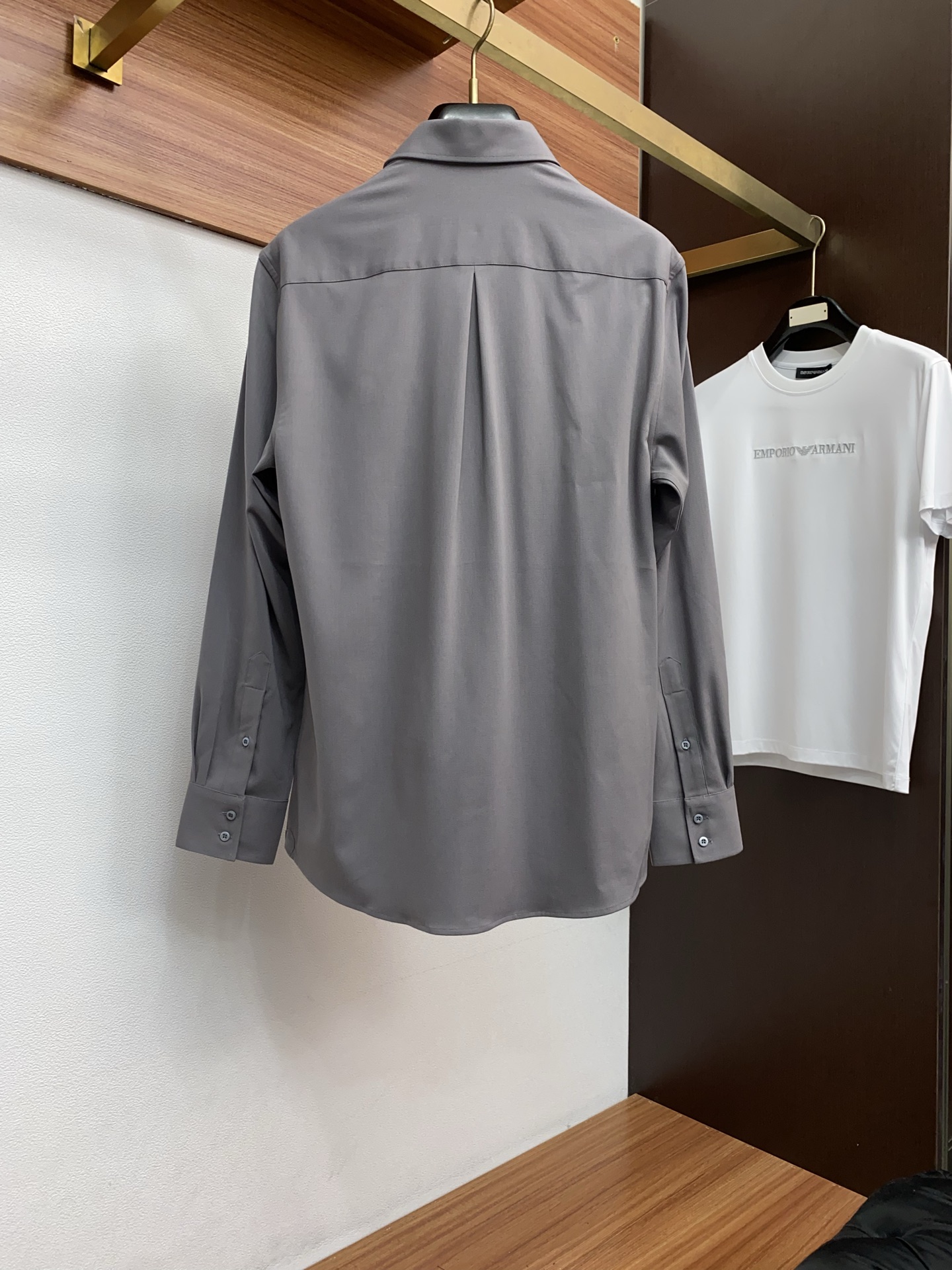 BC 高端男士长袖衬衫，在追求品质与风格的同时品牌以其卓越的工艺和独特的设计理念，再次引领潮流前沿。这款