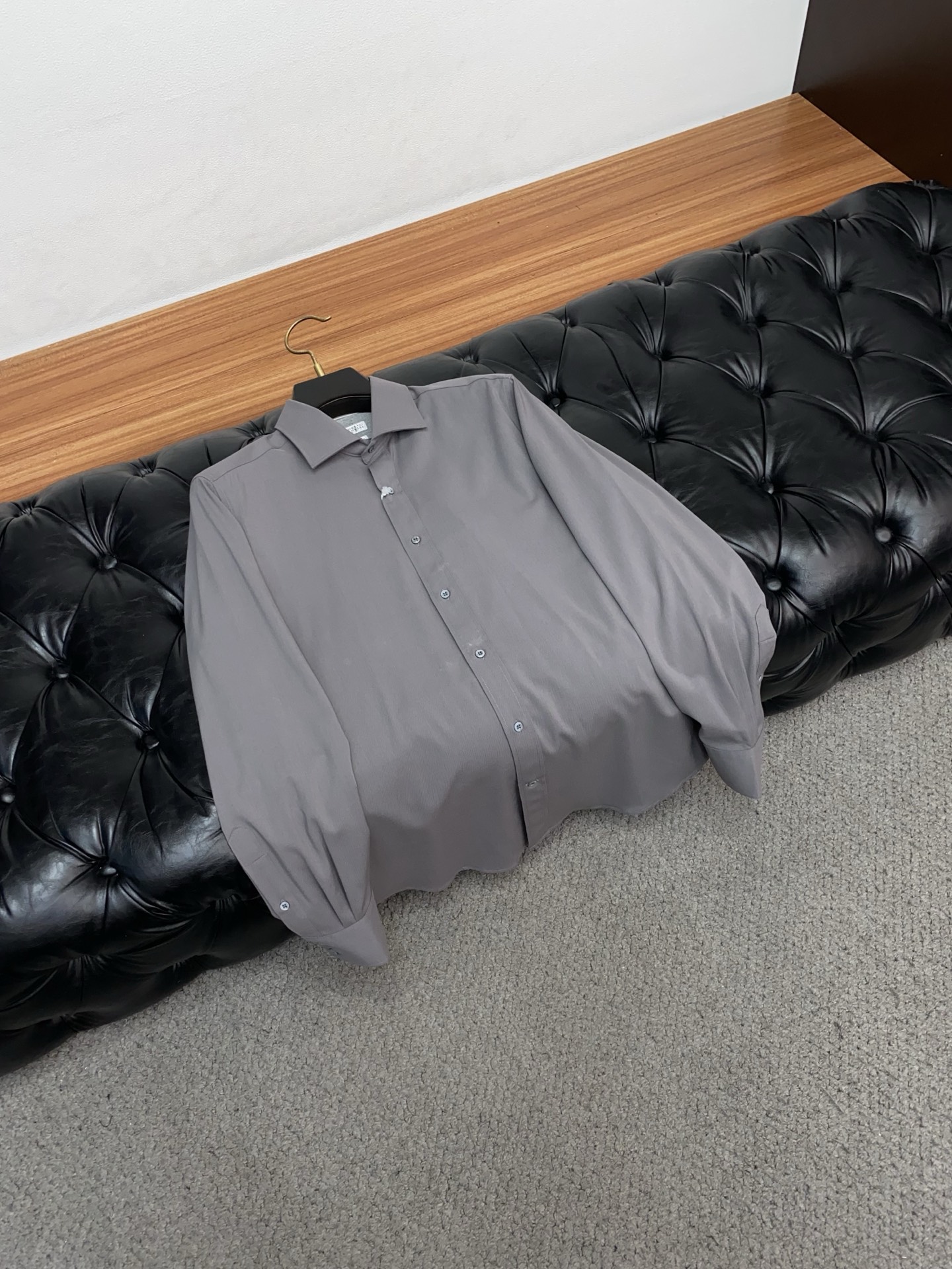 BC 高端男士长袖衬衫，在追求品质与风格的同时品牌以其卓越的工艺和独特的设计理念，再次引领潮流前沿。这款