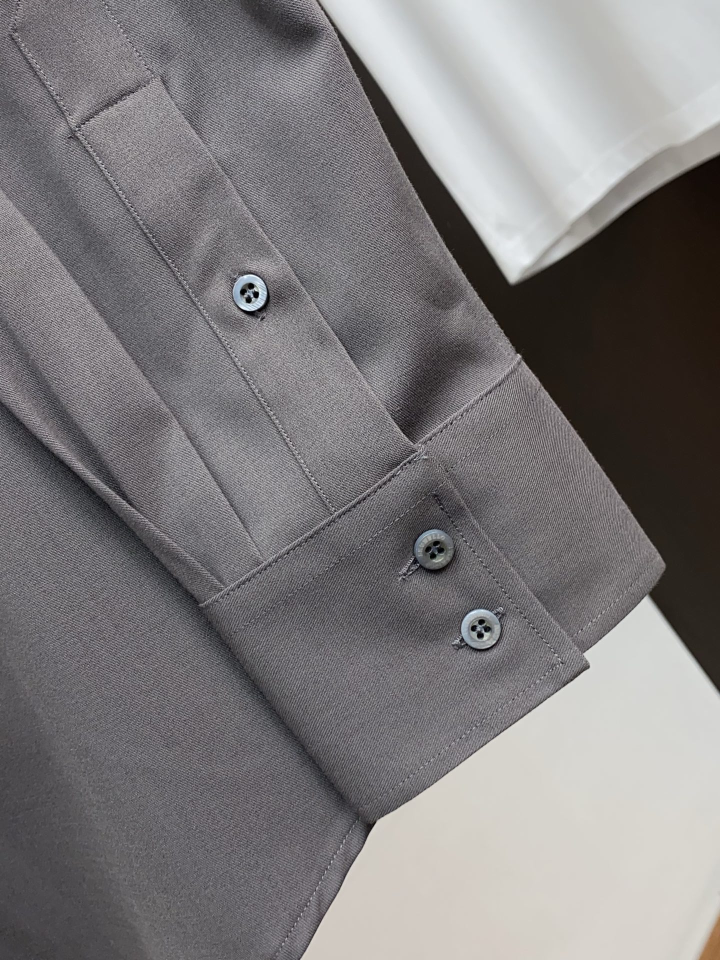 BC 高端男士长袖衬衫，在追求品质与风格的同时品牌以其卓越的工艺和独特的设计理念，再次引领潮流前沿。这款