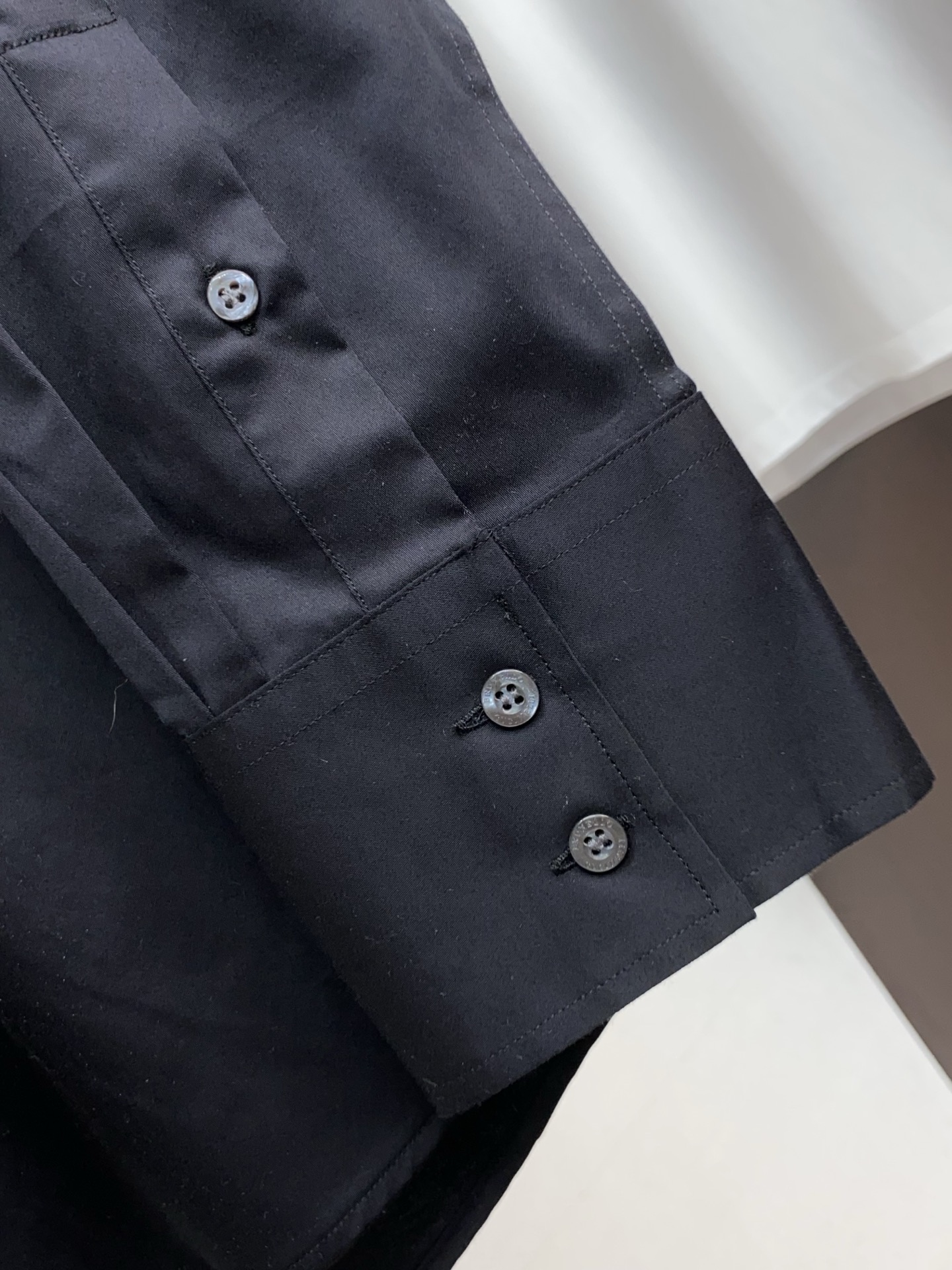 BC 高端男士长袖衬衫，在追求品质与风格的同时品牌以其卓越的工艺和独特的设计理念，再次引领潮流前沿。这款