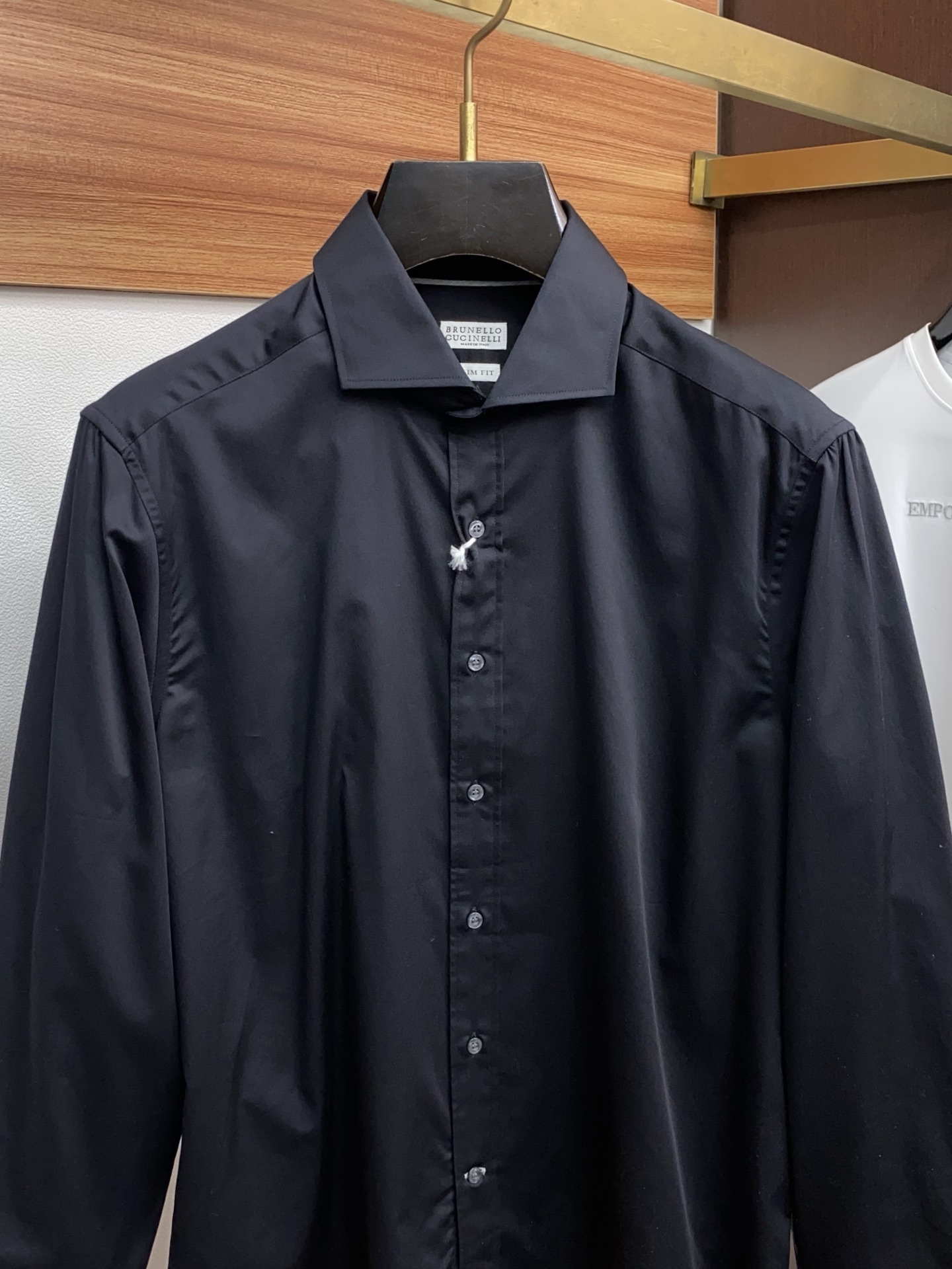 BC 高端男士长袖衬衫，在追求品质与风格的同时品牌以其卓越的工艺和独特的设计理念，再次引领潮流前沿。这款