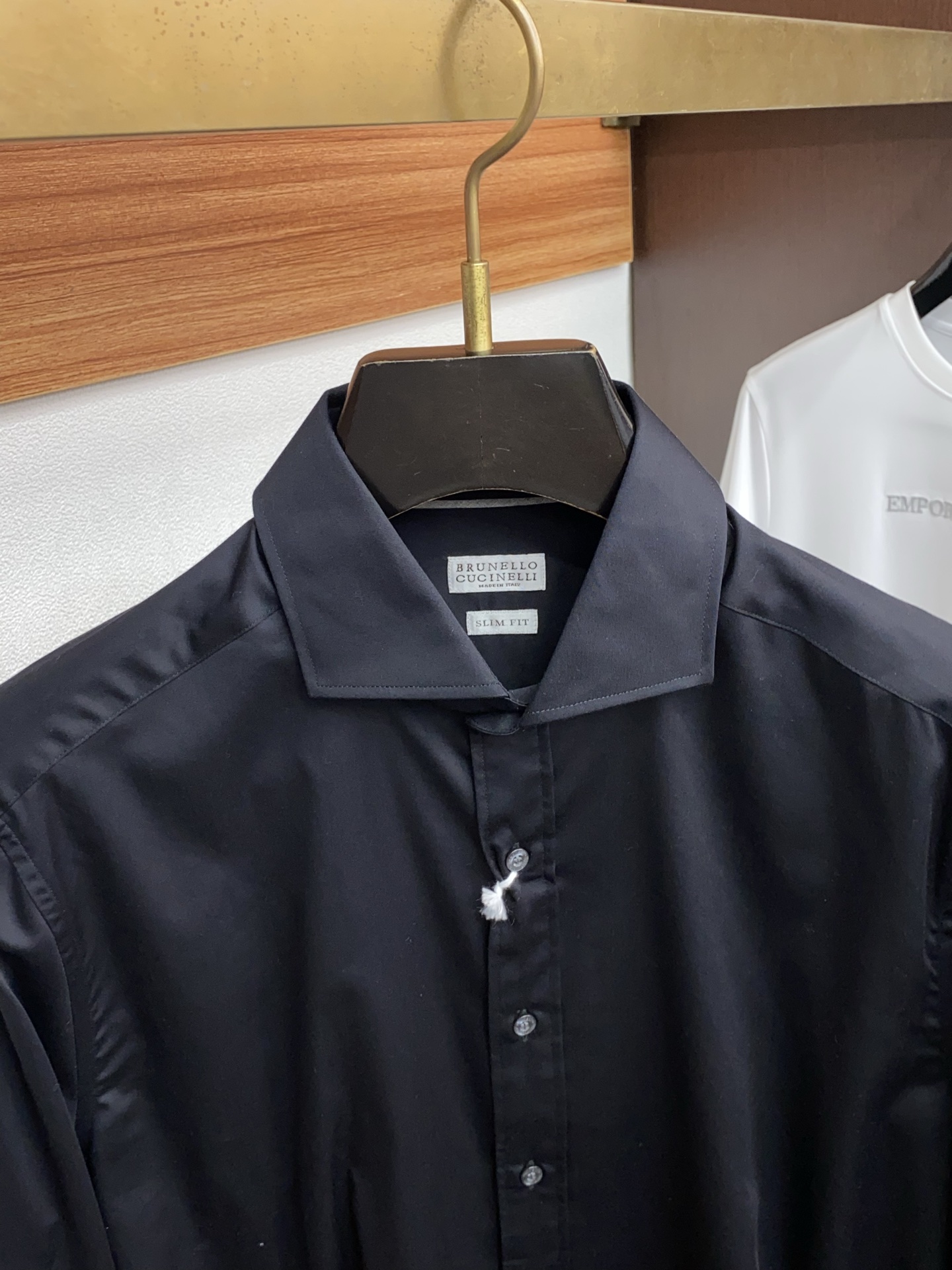 BC 高端男士长袖衬衫，在追求品质与风格的同时品牌以其卓越的工艺和独特的设计理念，再次引领潮流前沿。这款