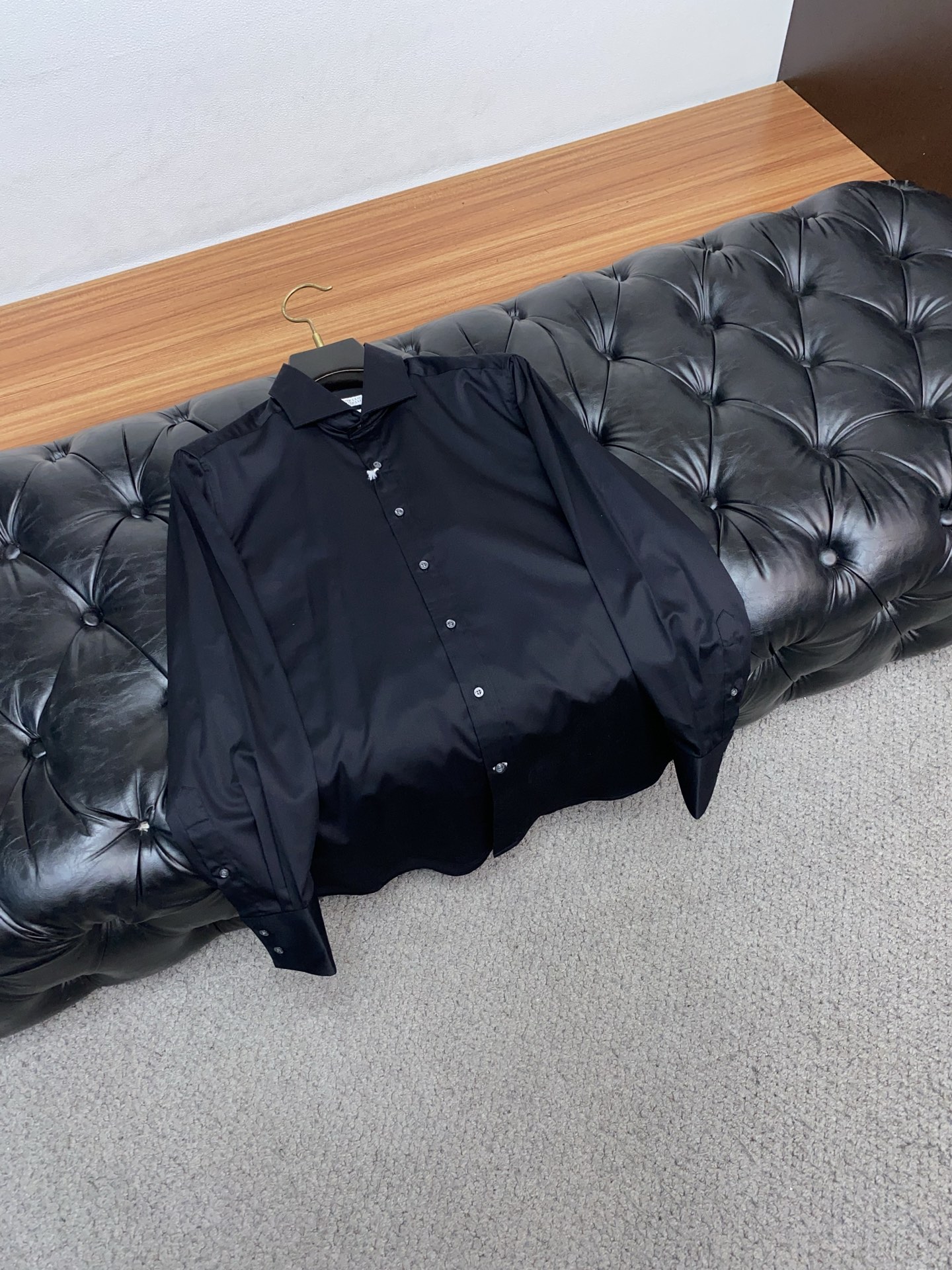 BC 高端男士长袖衬衫，在追求品质与风格的同时品牌以其卓越的工艺和独特的设计理念，再次引领潮流前沿。这款