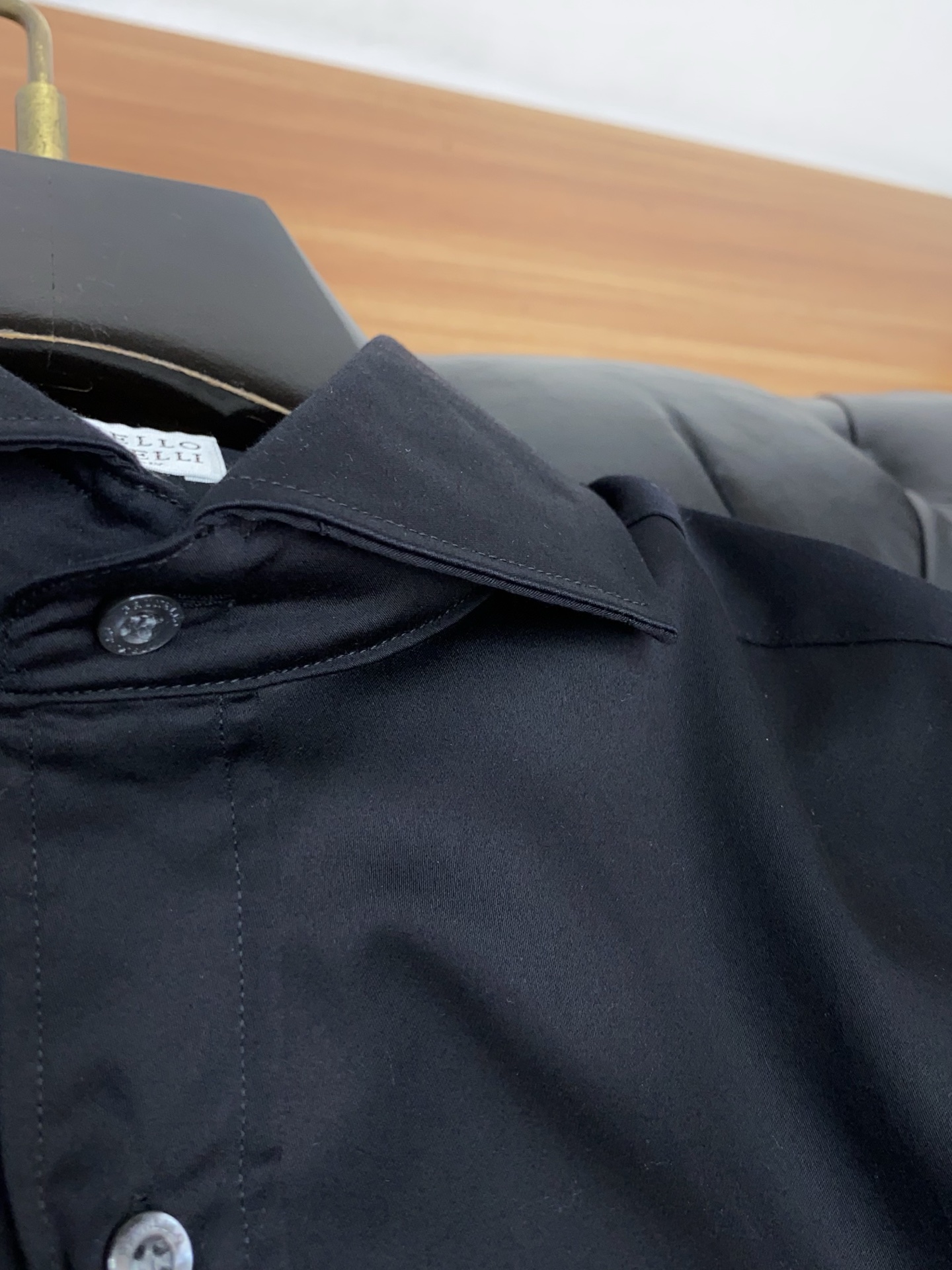 BC 高端男士长袖衬衫，在追求品质与风格的同时品牌以其卓越的工艺和独特的设计理念，再次引领潮流前沿。这款