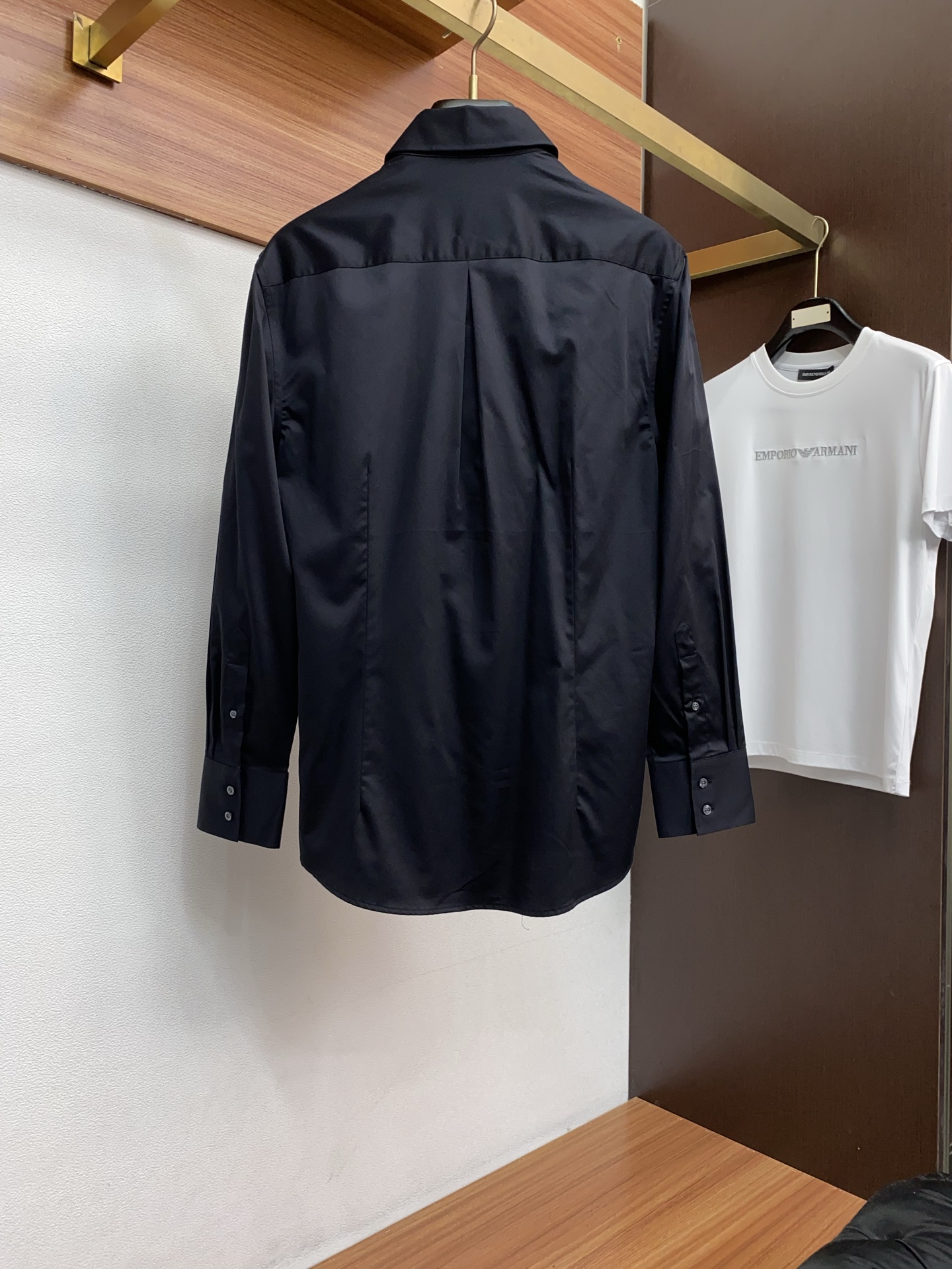 BC 高端男士长袖衬衫，在追求品质与风格的同时品牌以其卓越的工艺和独特的设计理念，再次引领潮流前沿。这款