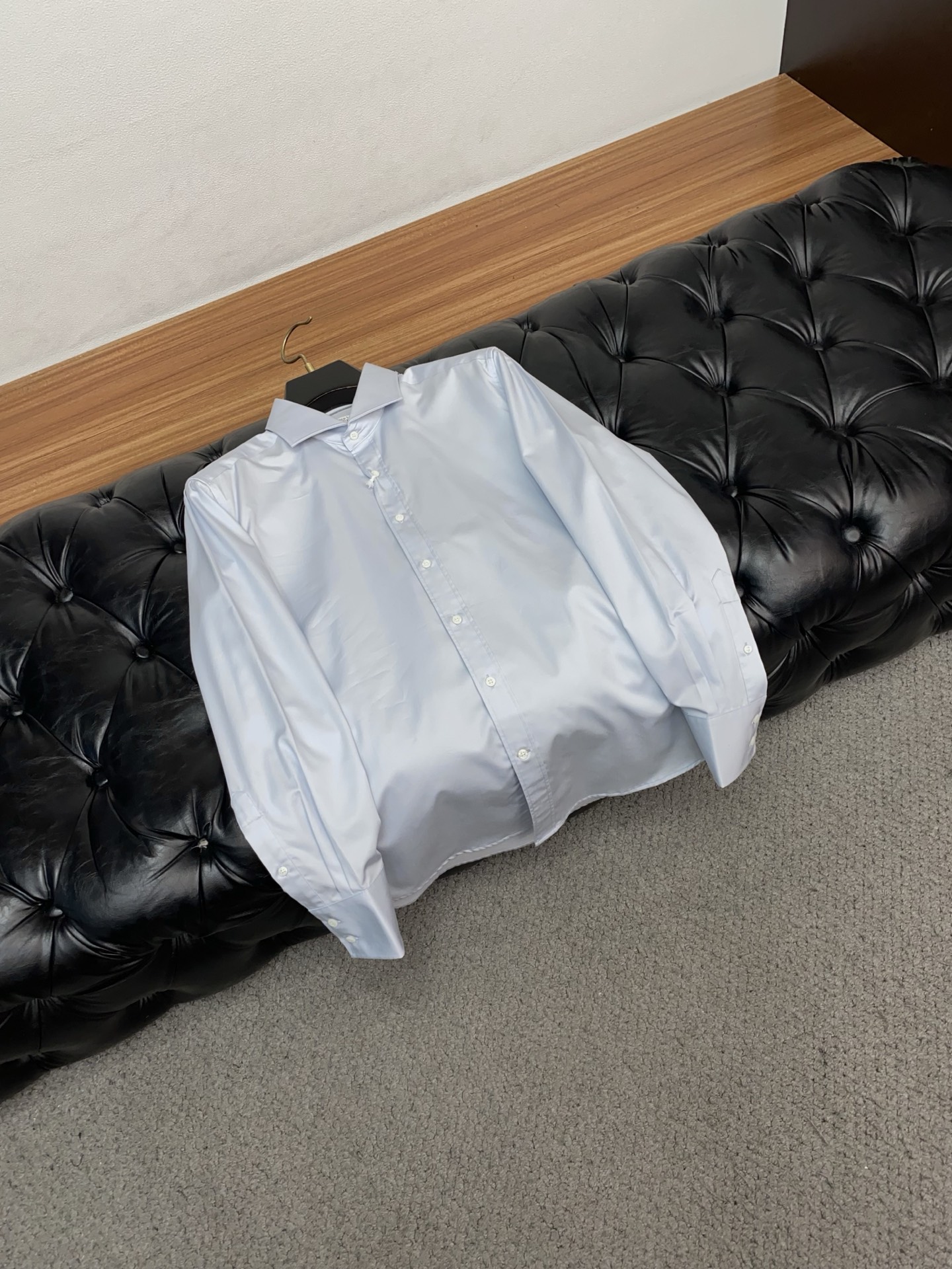 BC 高端男士长袖衬衫，在追求品质与风格的同时品牌以其卓越的工艺和独特的设计理念，再次引领潮流前沿。这款