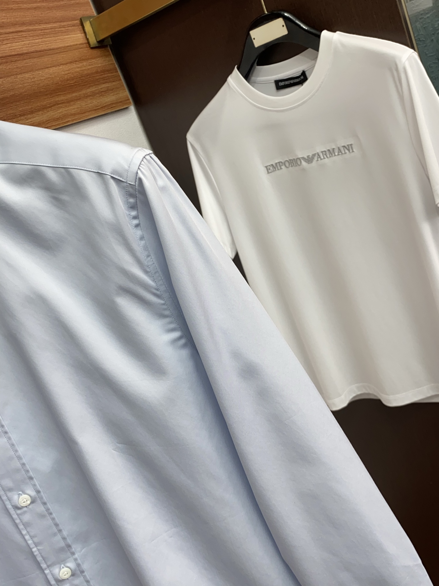 BC 高端男士长袖衬衫，在追求品质与风格的同时品牌以其卓越的工艺和独特的设计理念，再次引领潮流前沿。这款