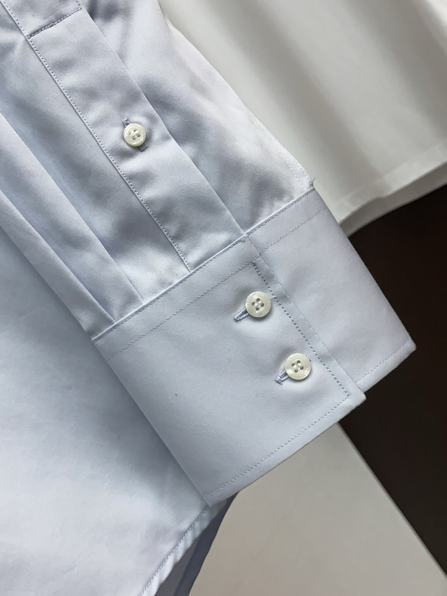 BC 高端男士长袖衬衫，在追求品质与风格的同时品牌以其卓越的工艺和独特的设计理念，再次引领潮流前沿。这款