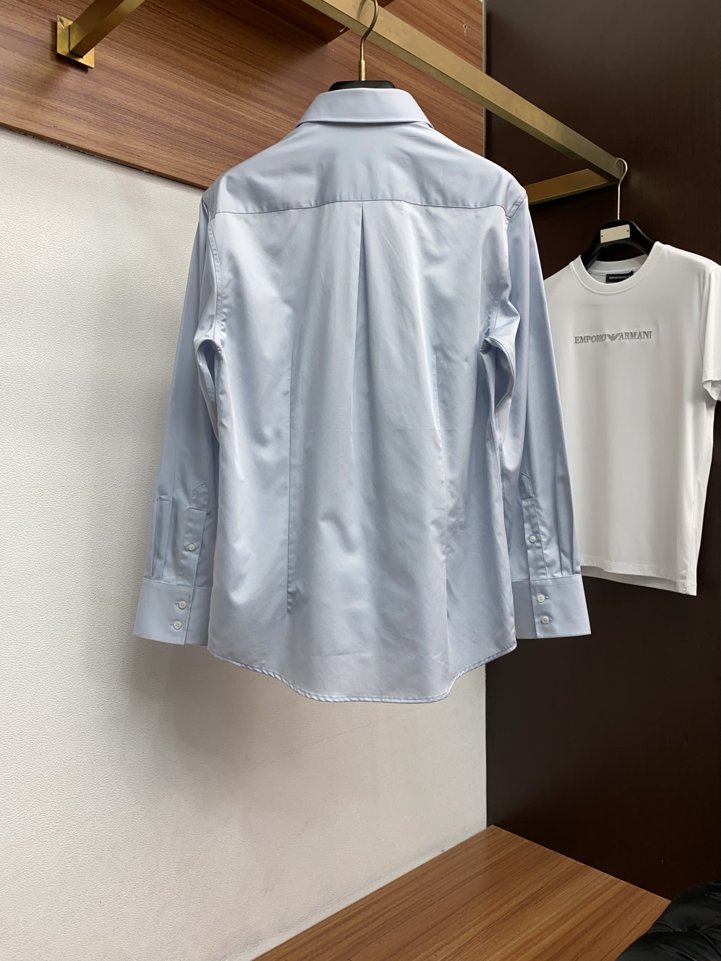 BC 高端男士长袖衬衫，在追求品质与风格的同时品牌以其卓越的工艺和独特的设计理念，再次引领潮流前沿。这款