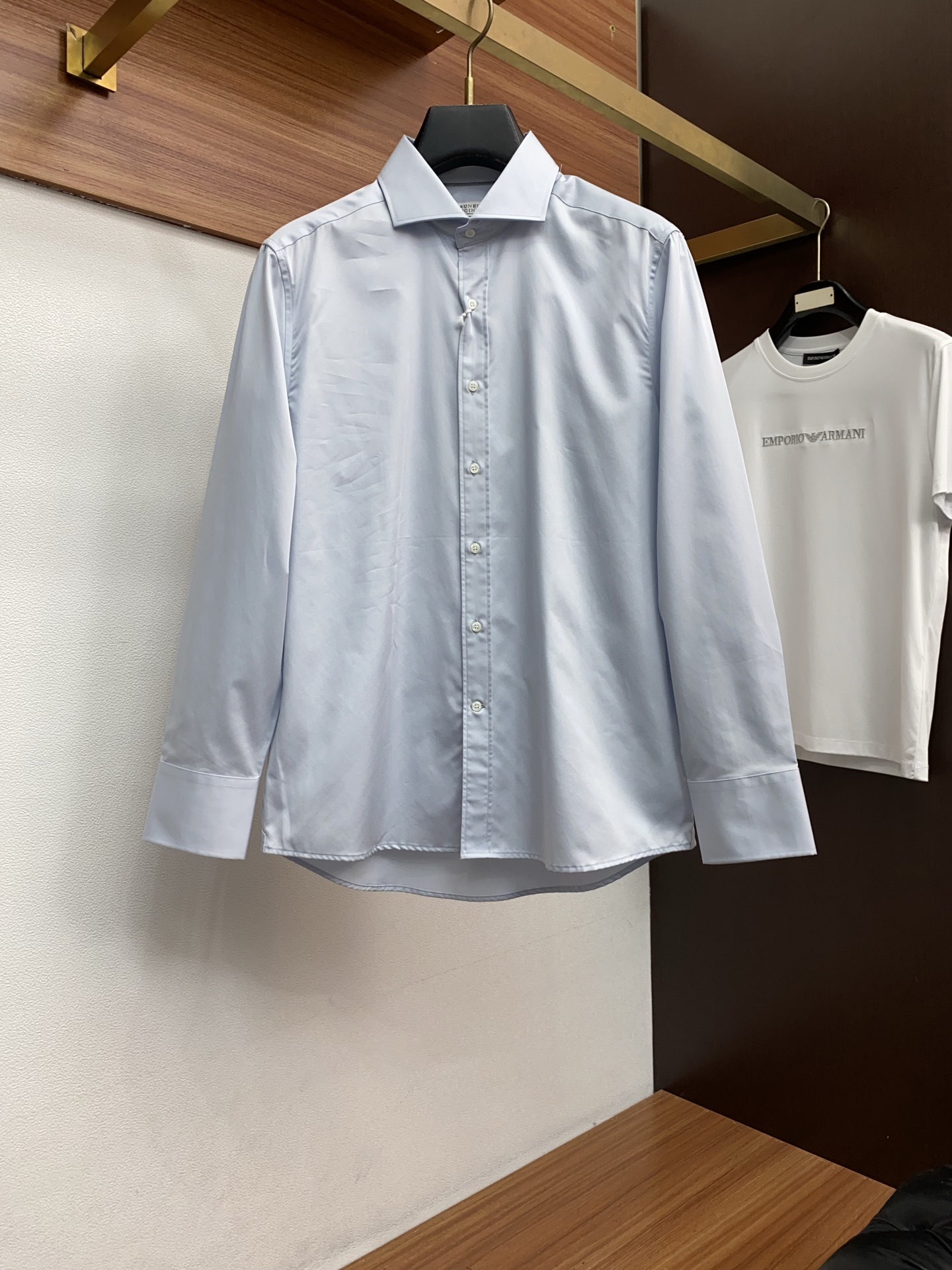 BC 高端男士长袖衬衫，在追求品质与风格的同时品牌以其卓越的工艺和独特的设计理念，再次引领潮流前沿。这款