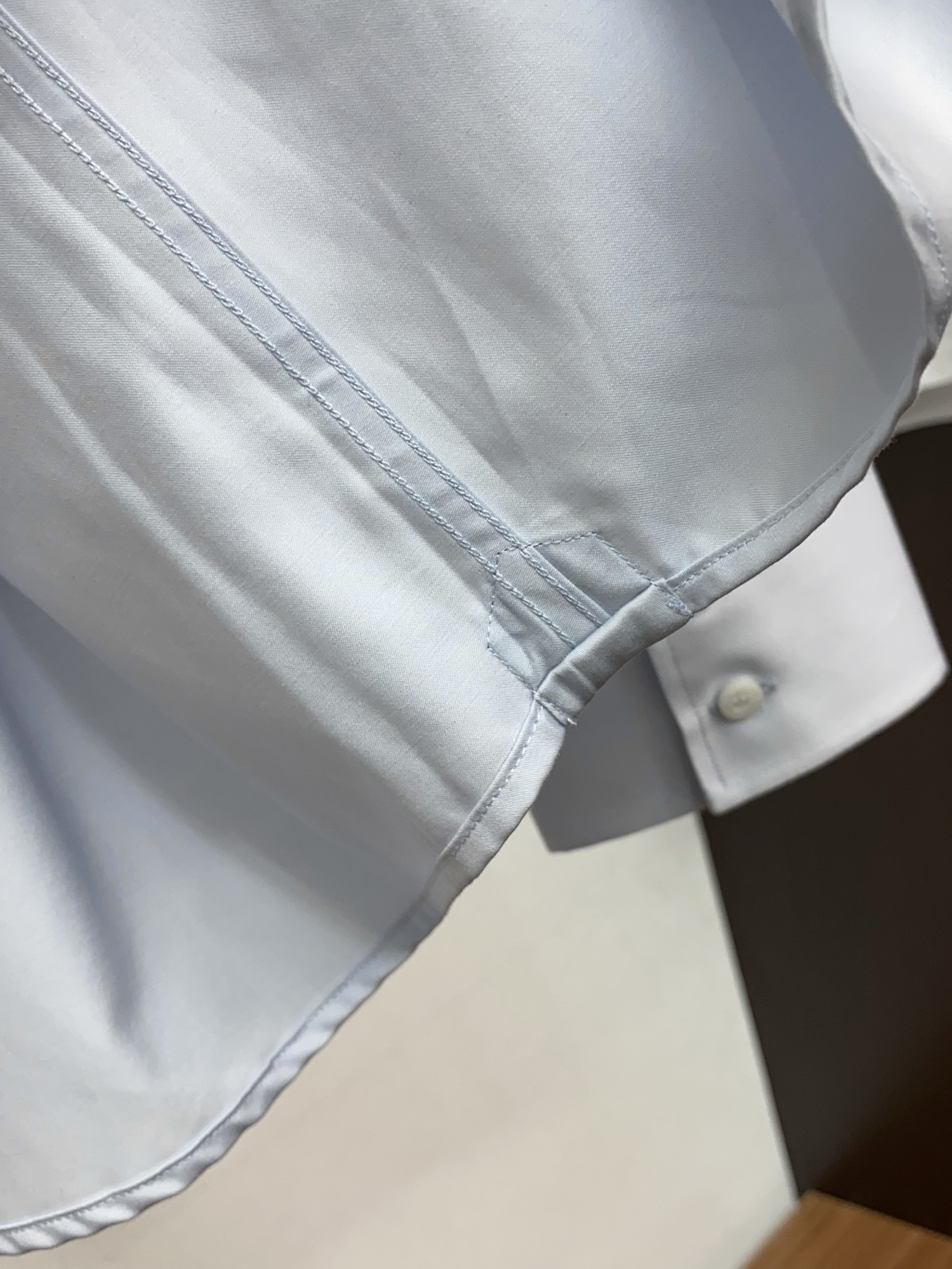 BC 高端男士长袖衬衫，在追求品质与风格的同时品牌以其卓越的工艺和独特的设计理念，再次引领潮流前沿。这款