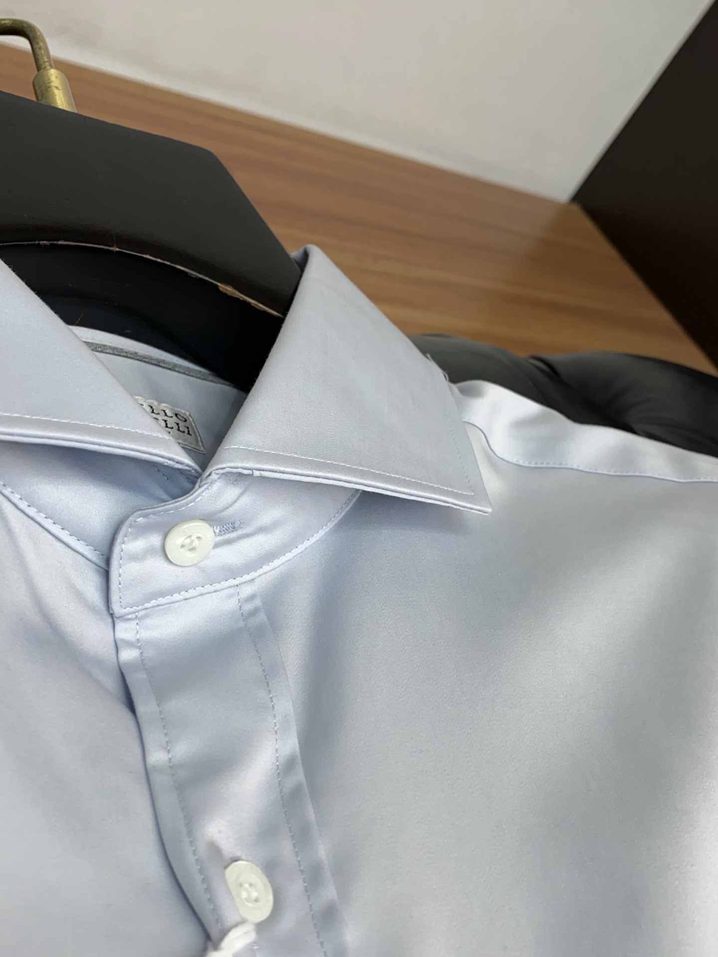 BC 高端男士长袖衬衫，在追求品质与风格的同时品牌以其卓越的工艺和独特的设计理念，再次引领潮流前沿。这款