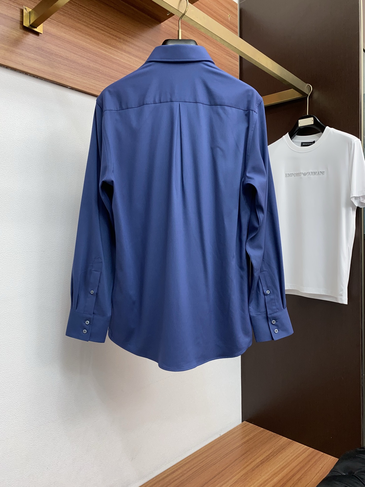 BC 高端男士长袖衬衫，在追求品质与风格的同时品牌以其卓越的工艺和独特的设计理念，再次引领潮流前沿。这款