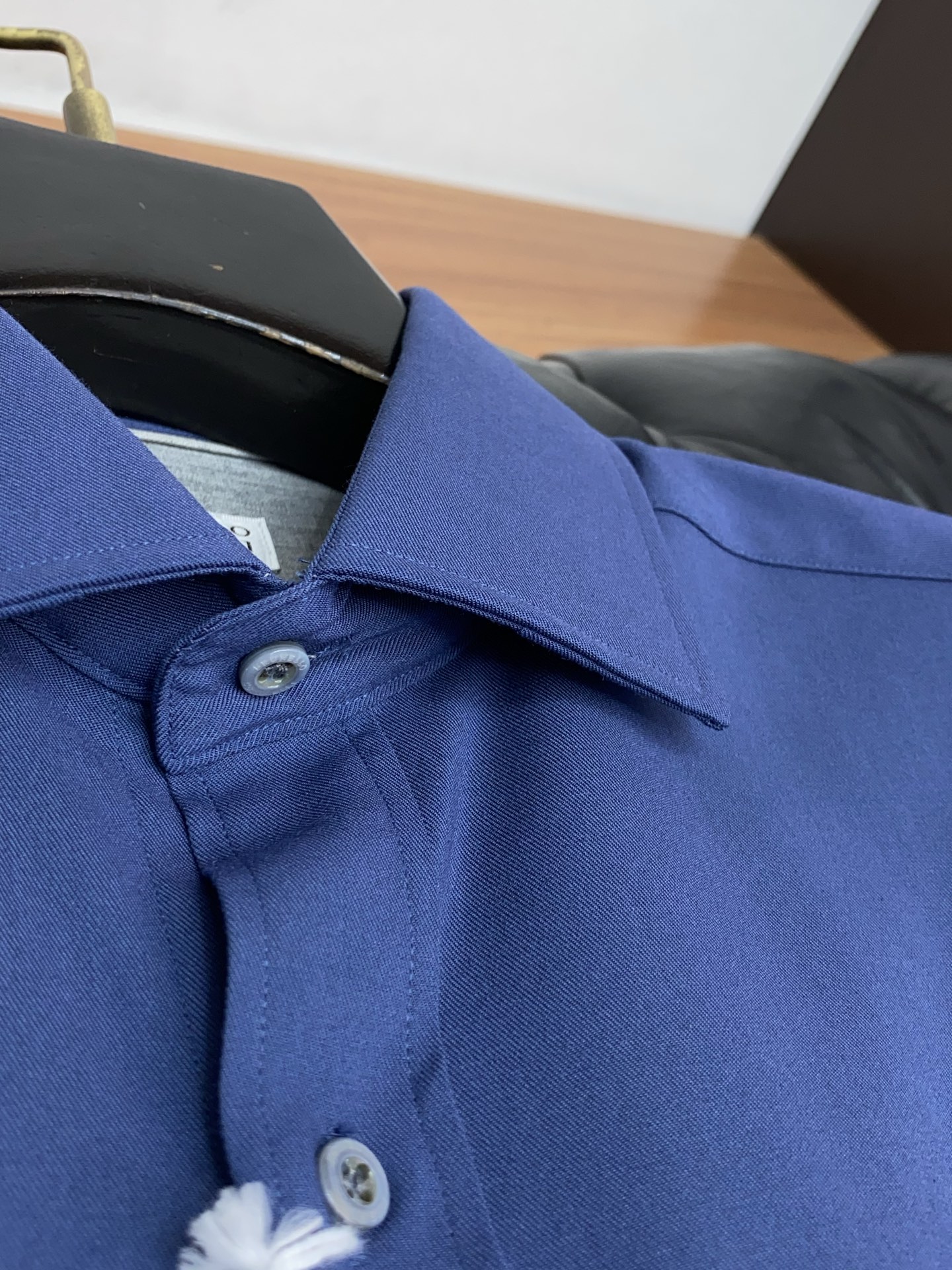 BC 高端男士长袖衬衫，在追求品质与风格的同时品牌以其卓越的工艺和独特的设计理念，再次引领潮流前沿。这款