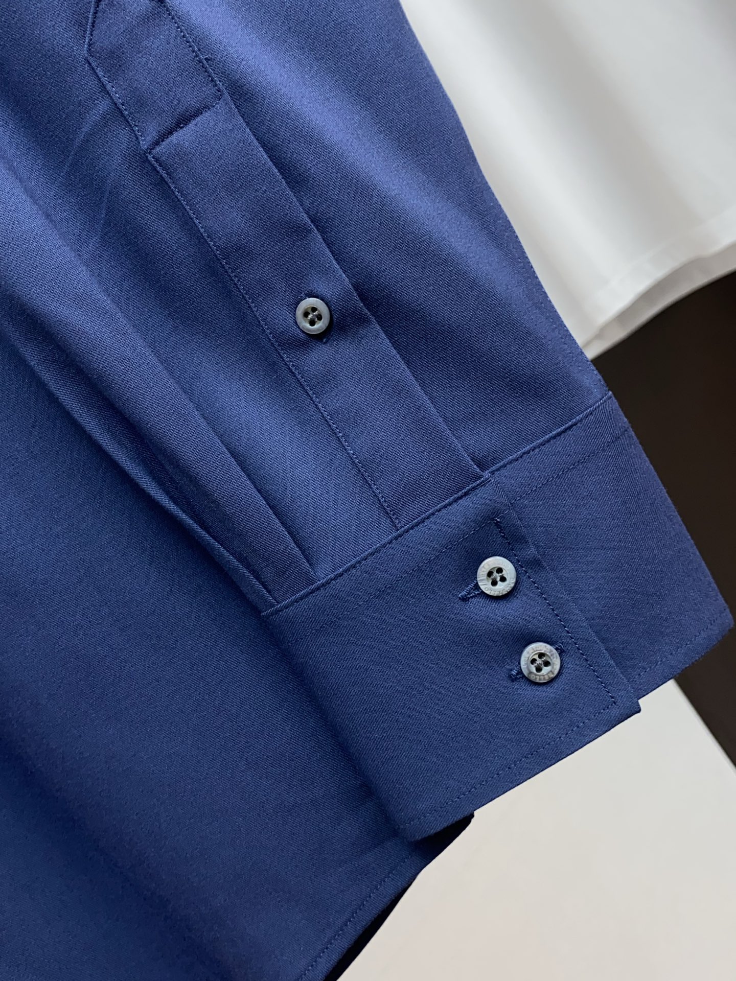 BC 高端男士长袖衬衫，在追求品质与风格的同时品牌以其卓越的工艺和独特的设计理念，再次引领潮流前沿。这款