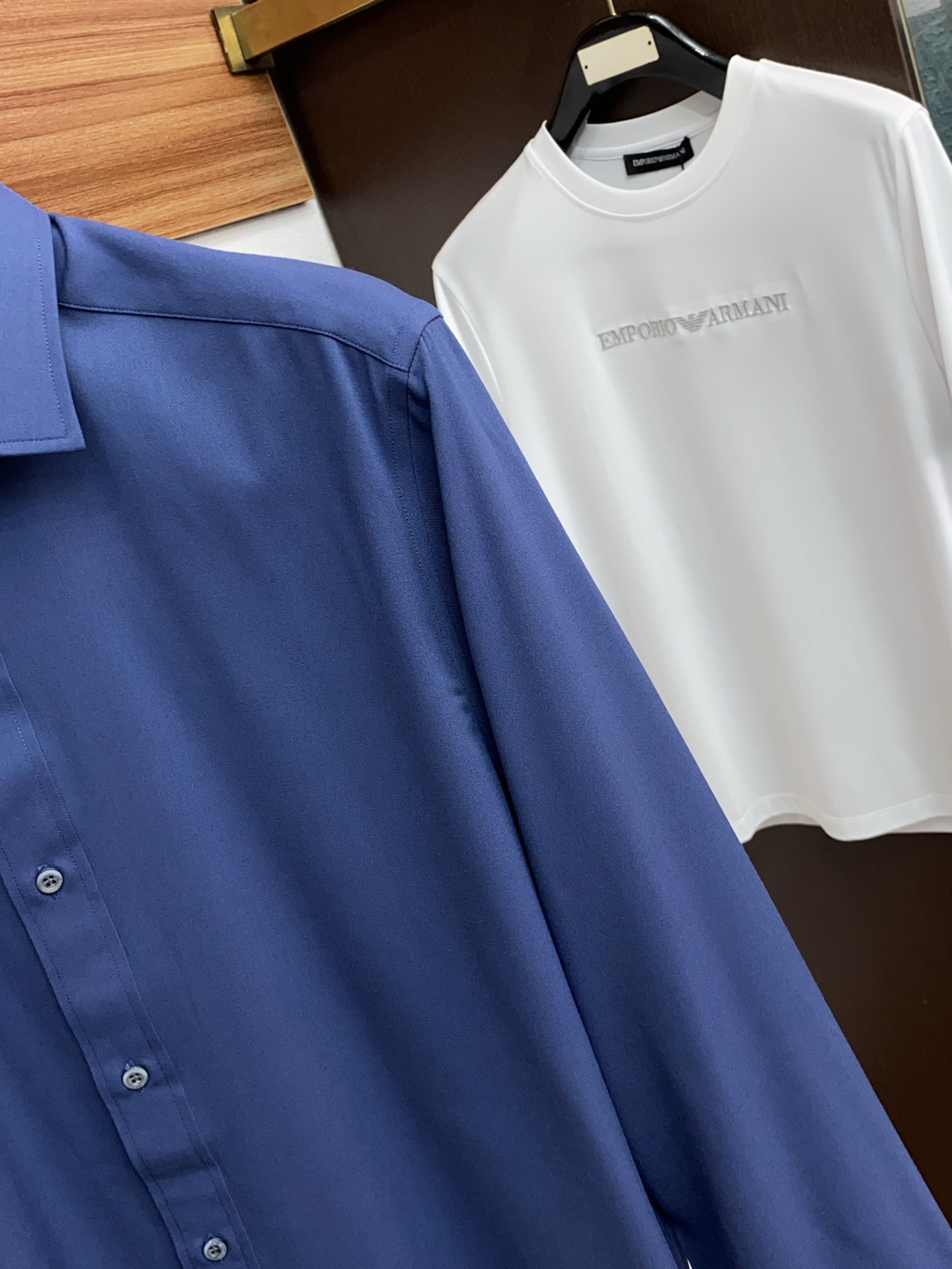 BC 高端男士长袖衬衫，在追求品质与风格的同时品牌以其卓越的工艺和独特的设计理念，再次引领潮流前沿。这款