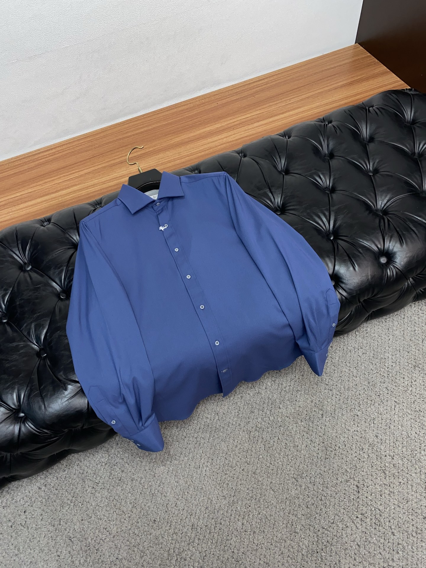 BC 高端男士长袖衬衫，在追求品质与风格的同时品牌以其卓越的工艺和独特的设计理念，再次引领潮流前沿。这款