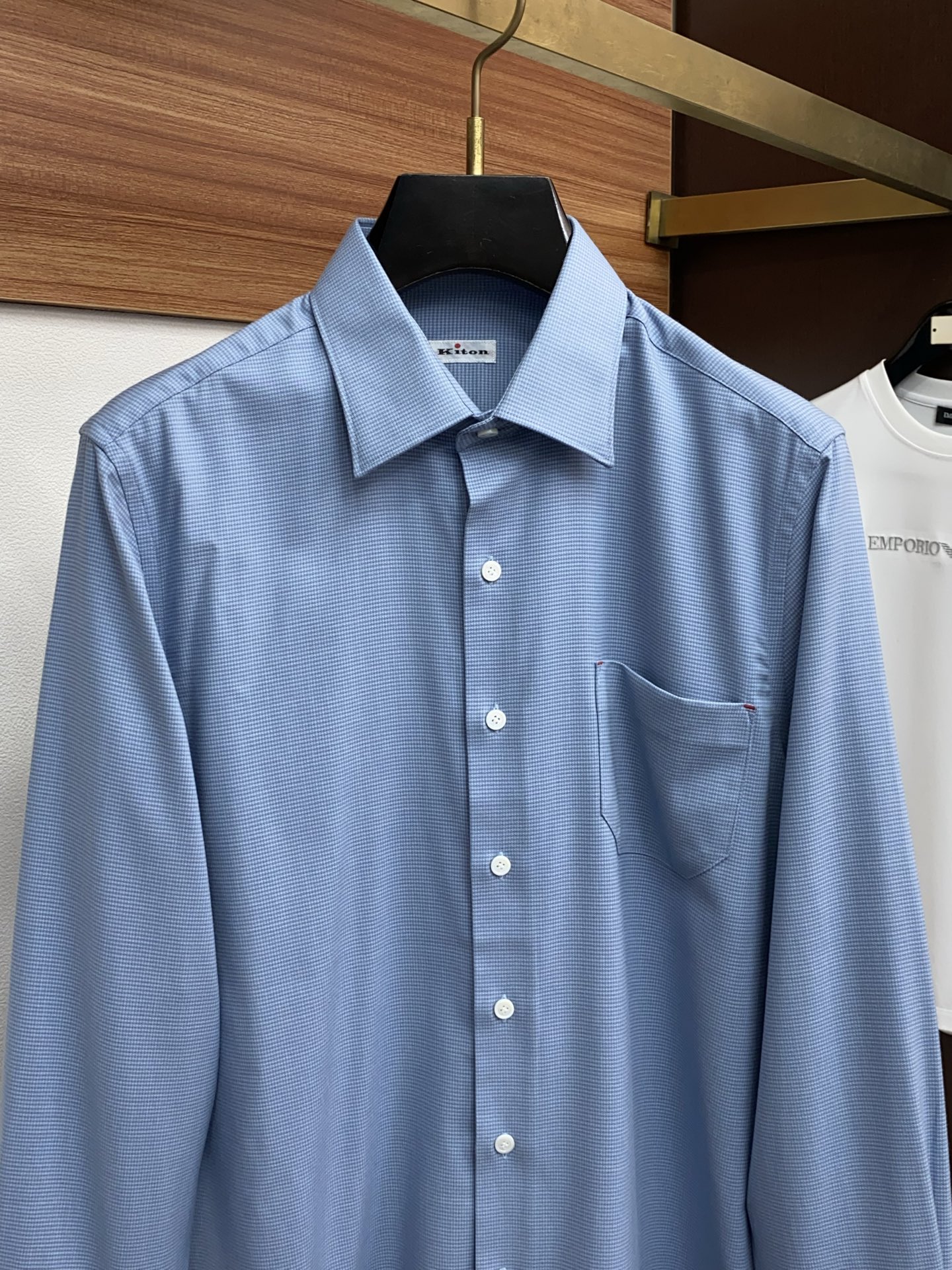kiton 高端男士长袖衬衫，在追求品质与风格的同时品牌以其卓越的工艺和独特的设计理念，再次引领潮流前沿