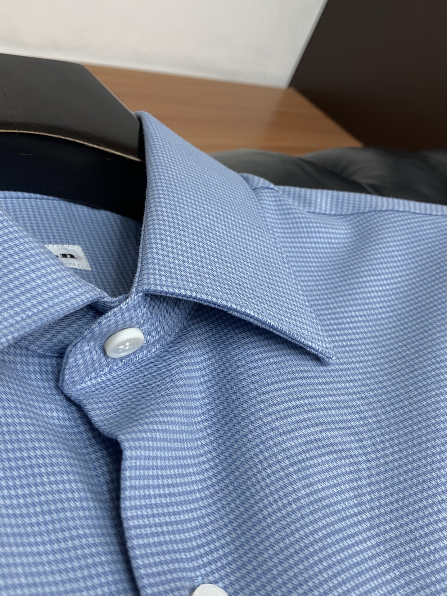 kiton 高端男士长袖衬衫，在追求品质与风格的同时品牌以其卓越的工艺和独特的设计理念，再次引领潮流前沿