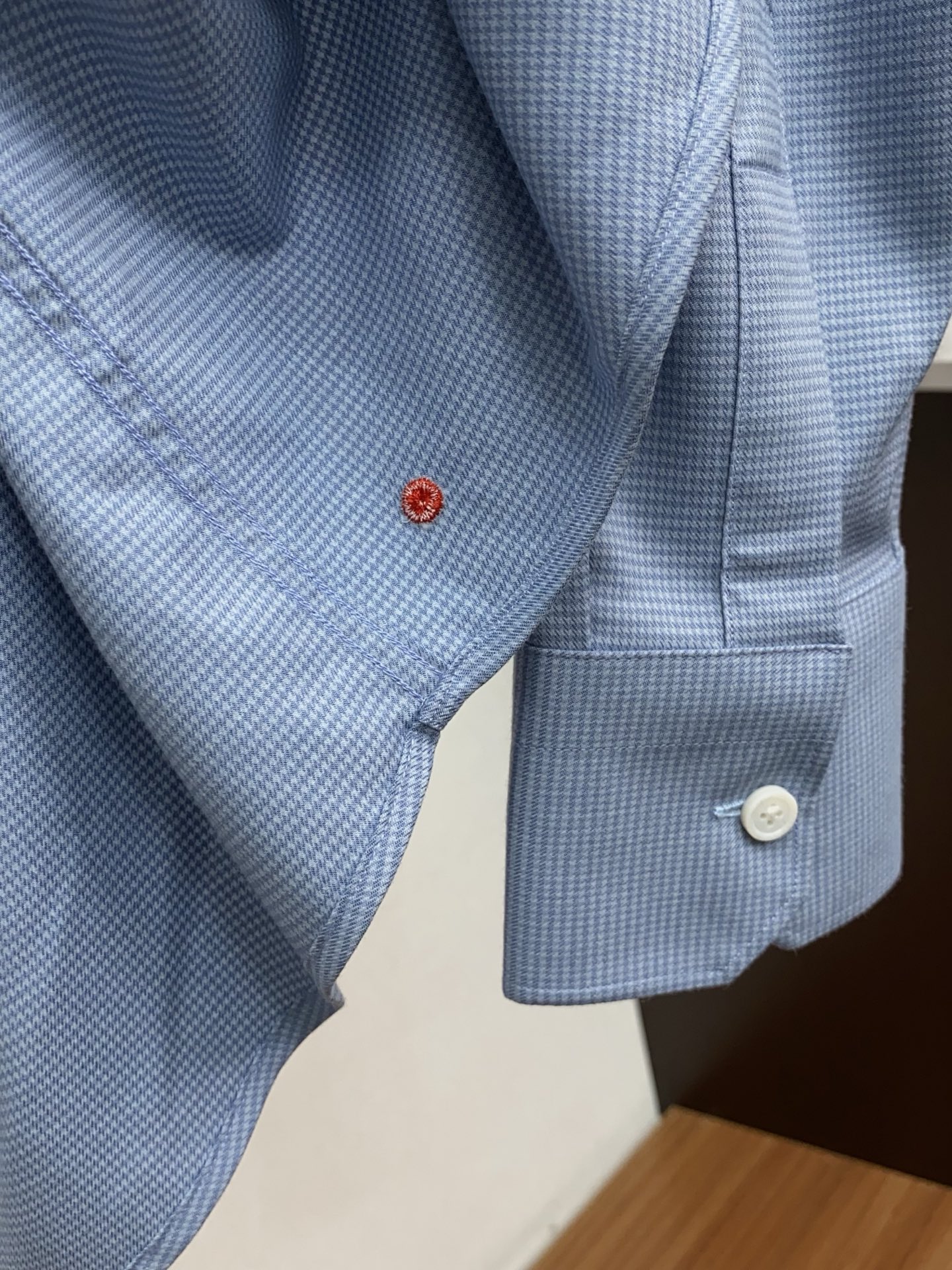 kiton 高端男士长袖衬衫，在追求品质与风格的同时品牌以其卓越的工艺和独特的设计理念，再次引领潮流前沿