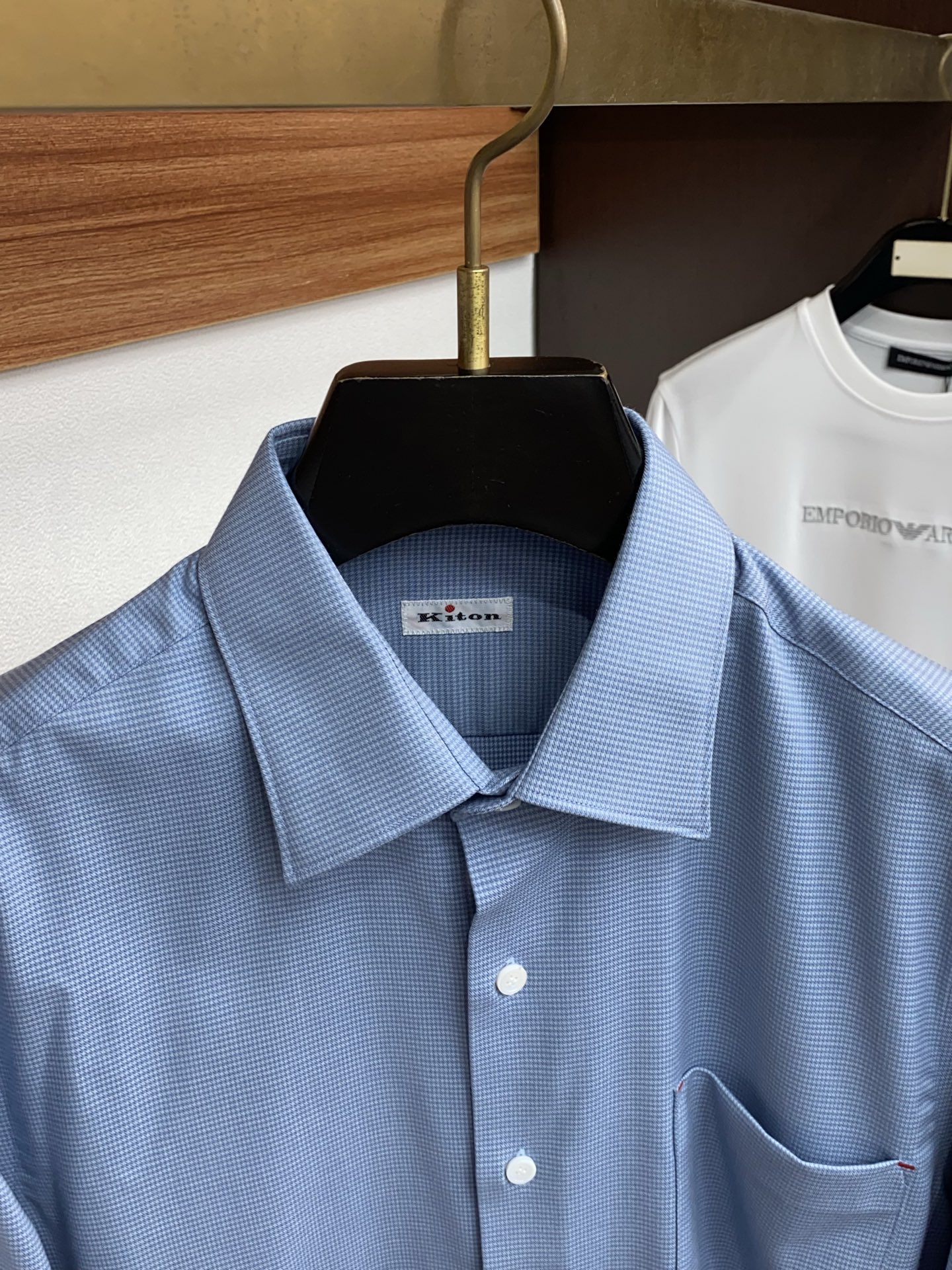 kiton 高端男士长袖衬衫，在追求品质与风格的同时品牌以其卓越的工艺和独特的设计理念，再次引领潮流前沿