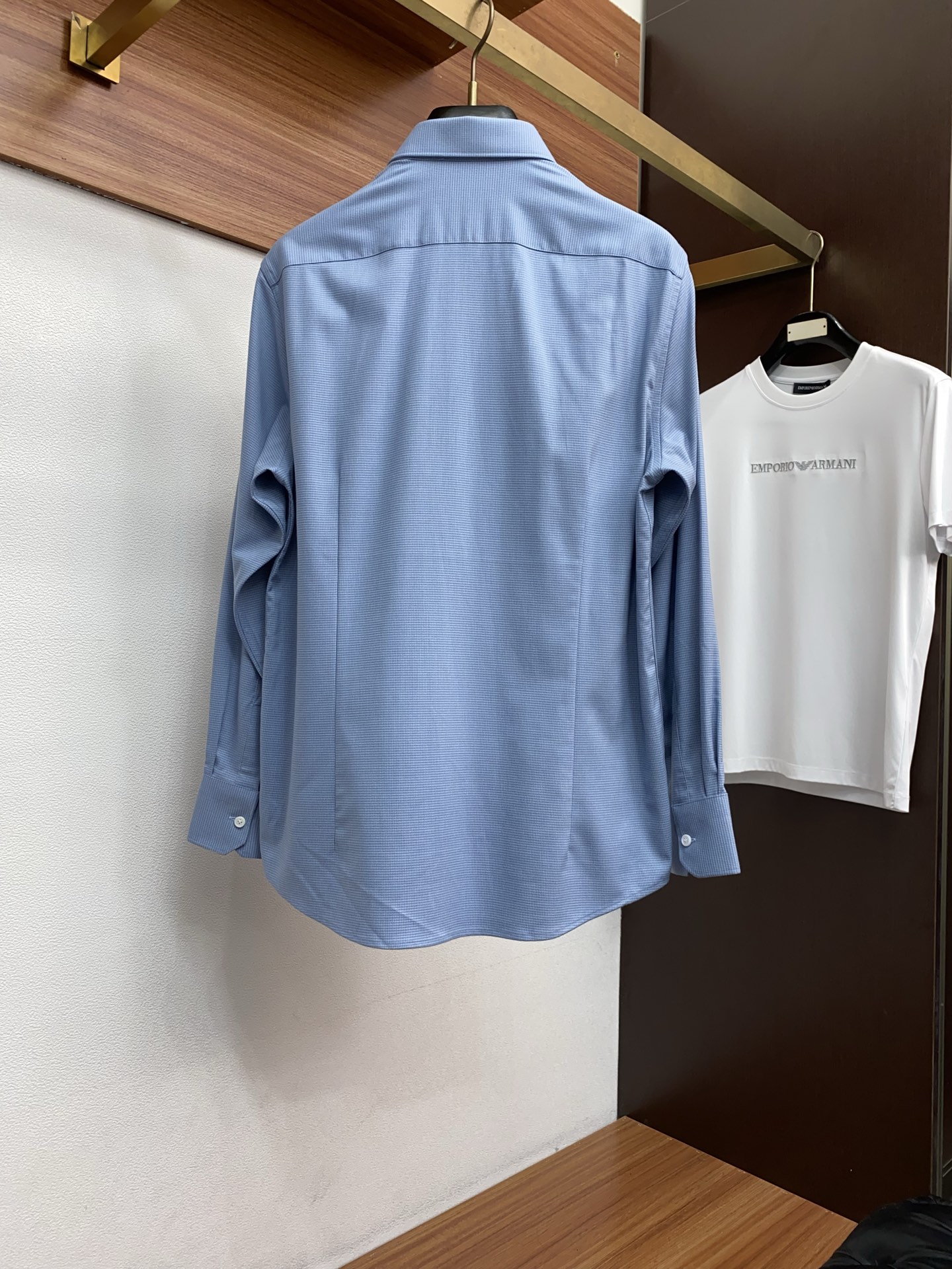 kiton 高端男士长袖衬衫，在追求品质与风格的同时品牌以其卓越的工艺和独特的设计理念，再次引领潮流前沿