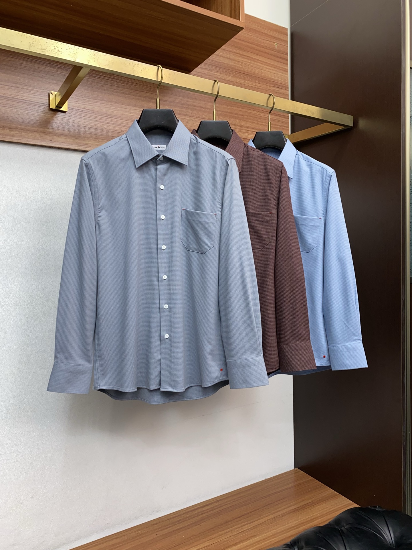 kiton 高端男士长袖衬衫，在追求品质与风格的同时品牌以其卓越的工艺和独特的设计理念，再次引领潮流前沿