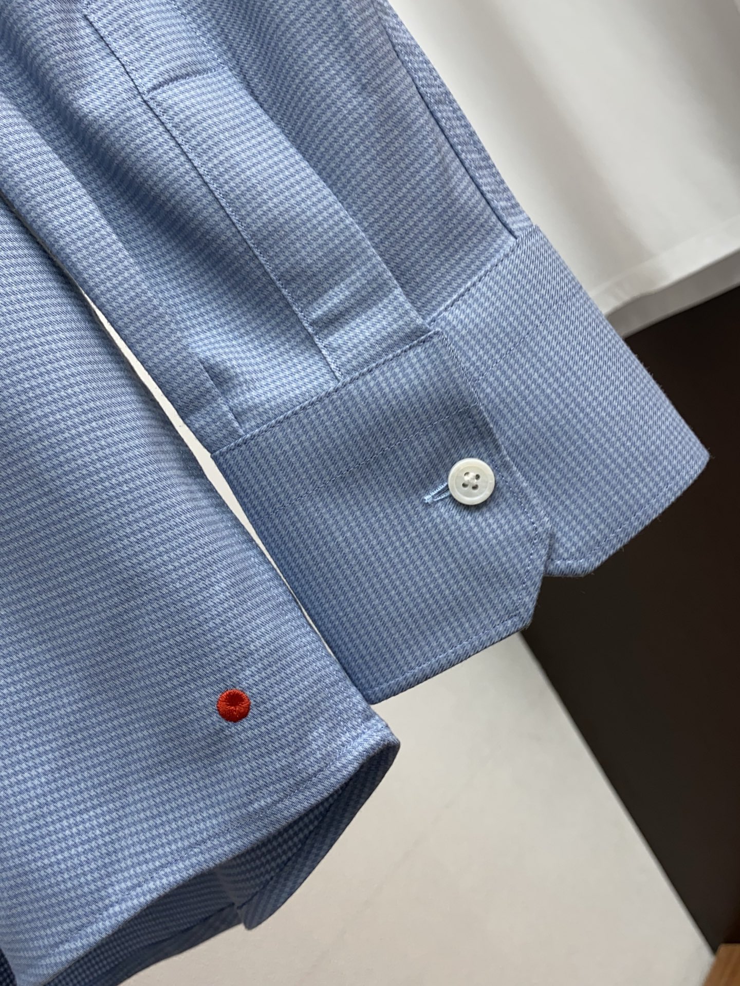 kiton 高端男士长袖衬衫，在追求品质与风格的同时品牌以其卓越的工艺和独特的设计理念，再次引领潮流前沿