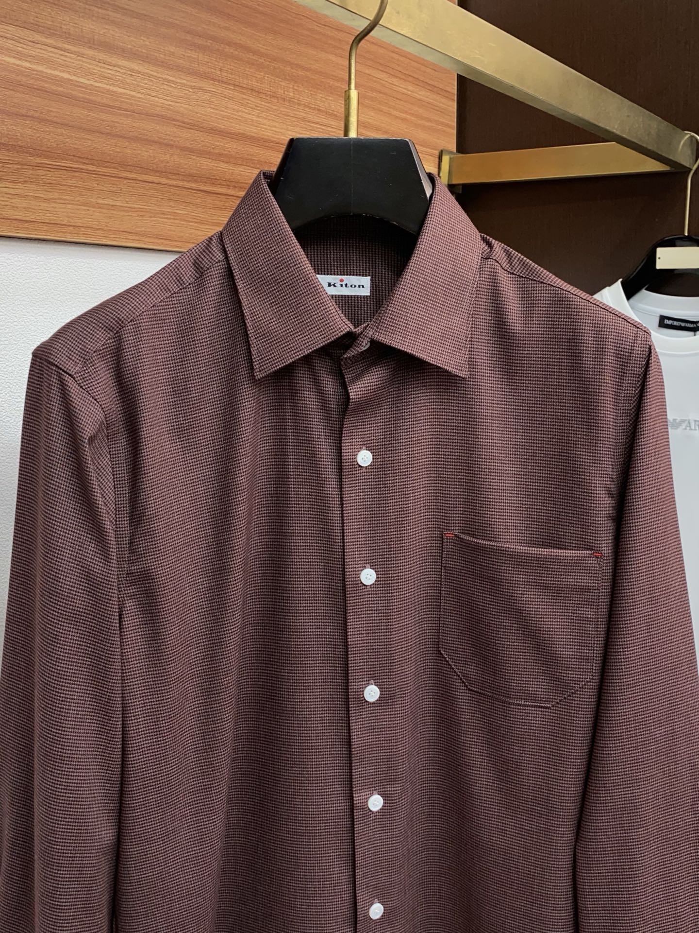 kiton 高端男士长袖衬衫，在追求品质与风格的同时品牌以其卓越的工艺和独特的设计理念，再次引领潮流前沿