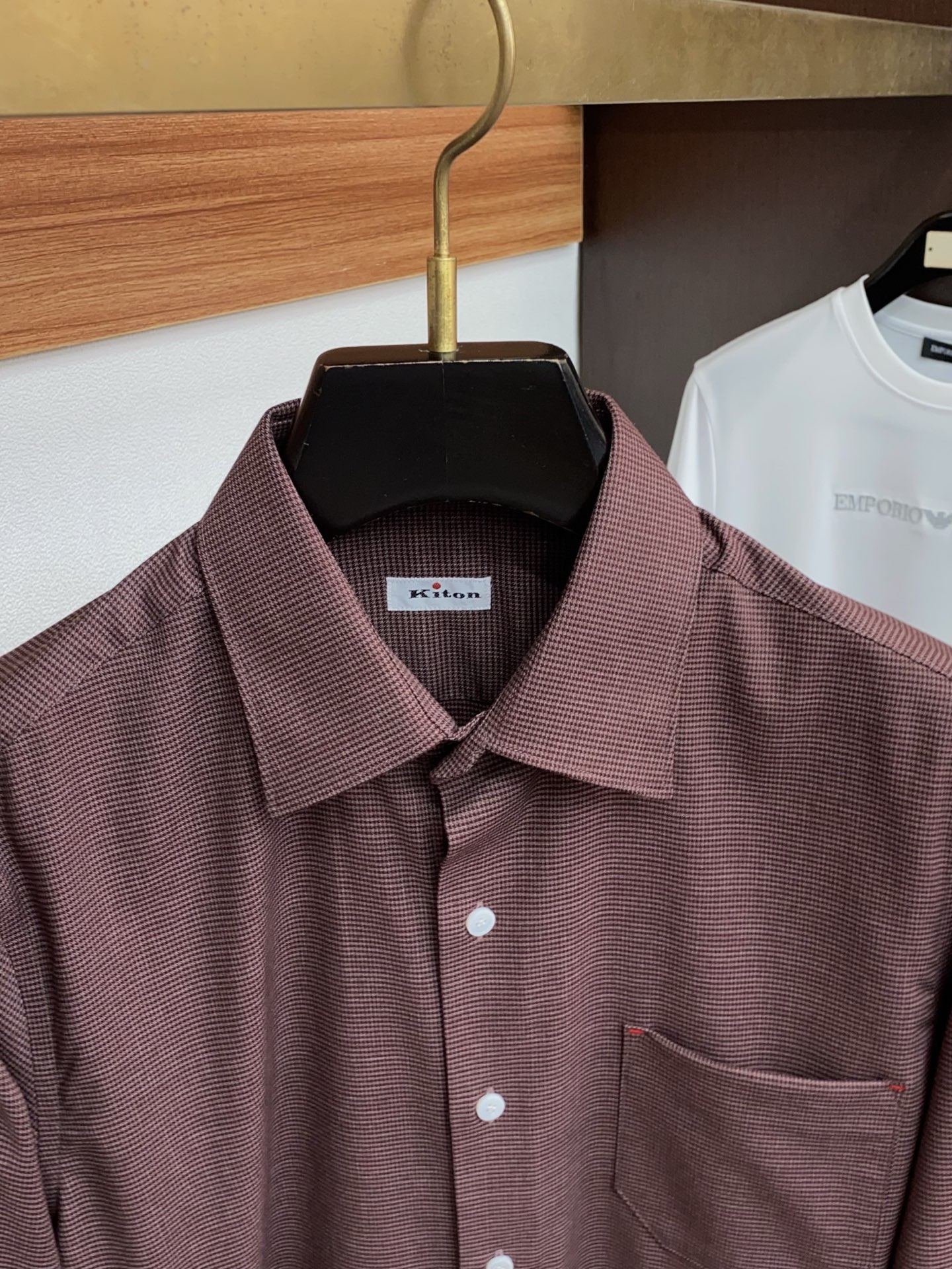 kiton 高端男士长袖衬衫，在追求品质与风格的同时品牌以其卓越的工艺和独特的设计理念，再次引领潮流前沿