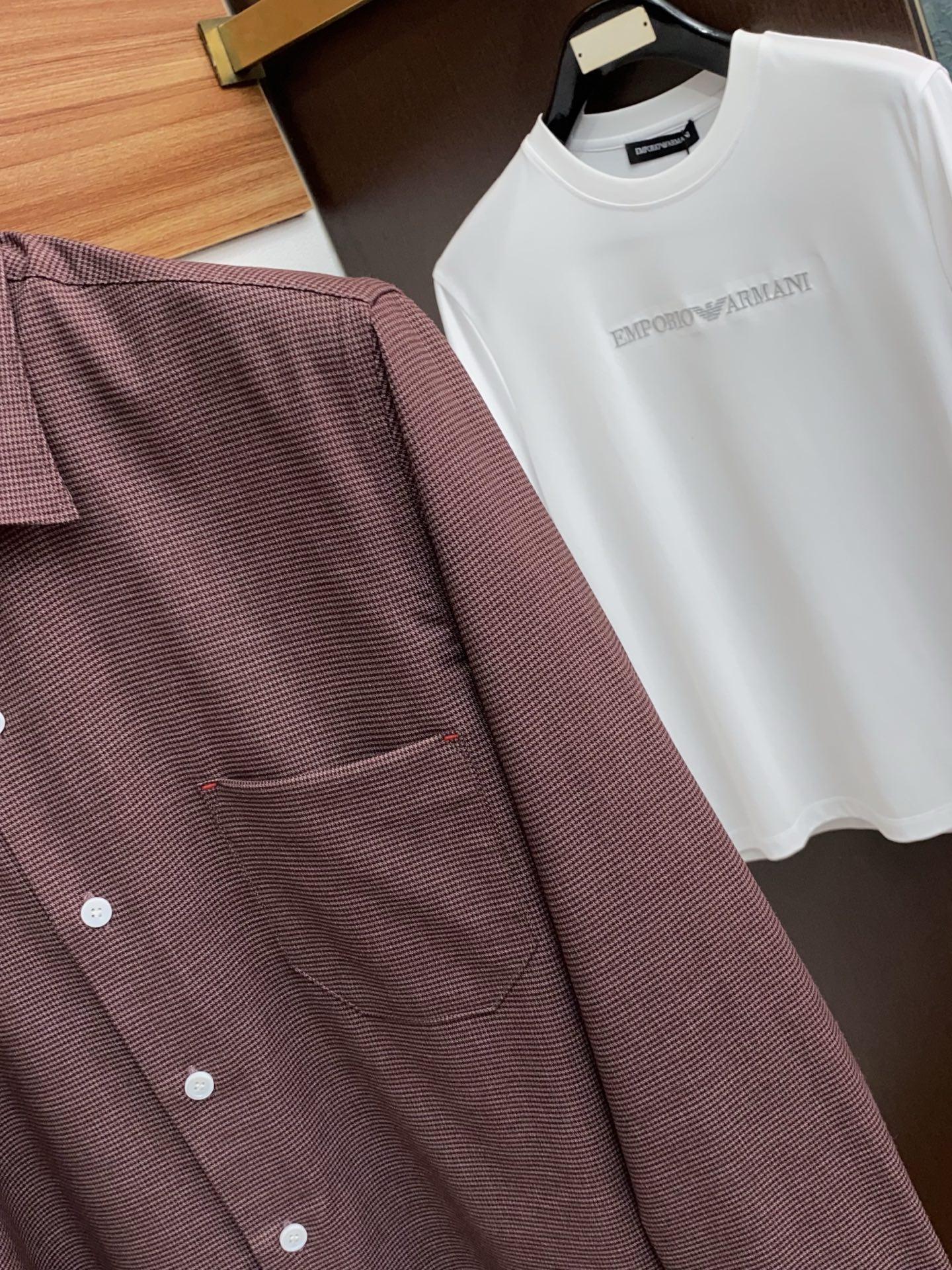 kiton 高端男士长袖衬衫，在追求品质与风格的同时品牌以其卓越的工艺和独特的设计理念，再次引领潮流前沿