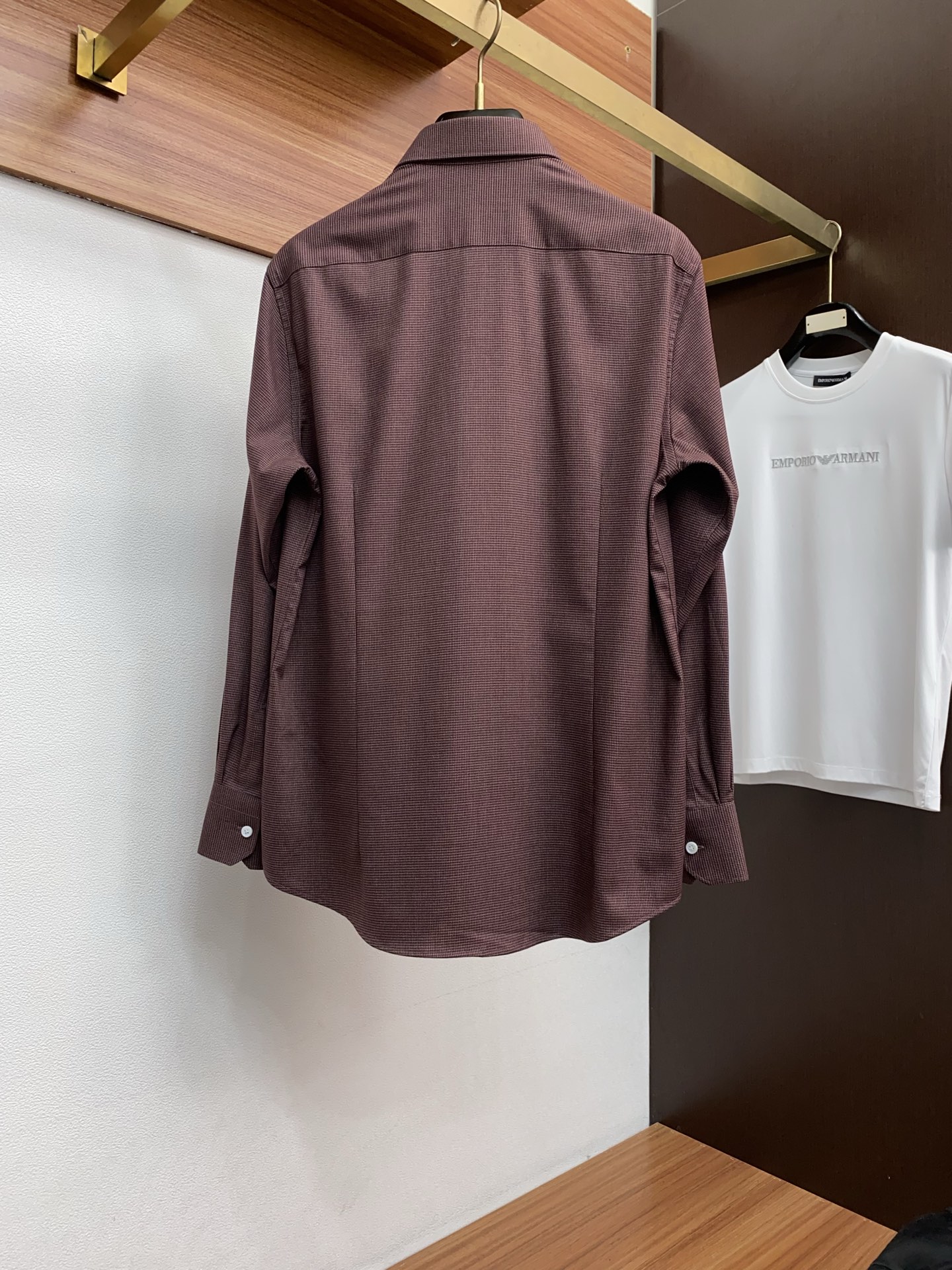 kiton 高端男士长袖衬衫，在追求品质与风格的同时品牌以其卓越的工艺和独特的设计理念，再次引领潮流前沿