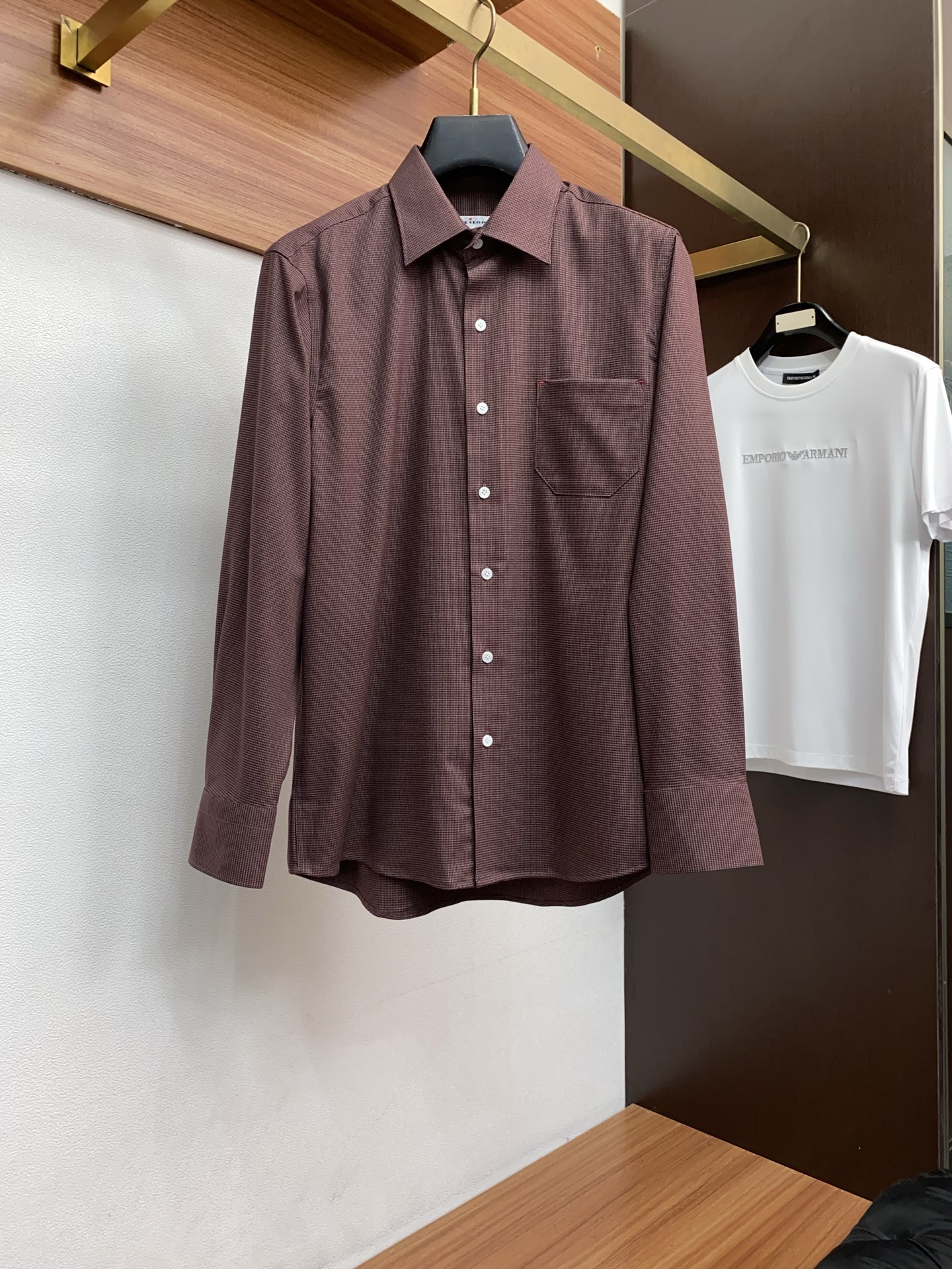 kiton 高端男士长袖衬衫，在追求品质与风格的同时品牌以其卓越的工艺和独特的设计理念，再次引领潮流前沿