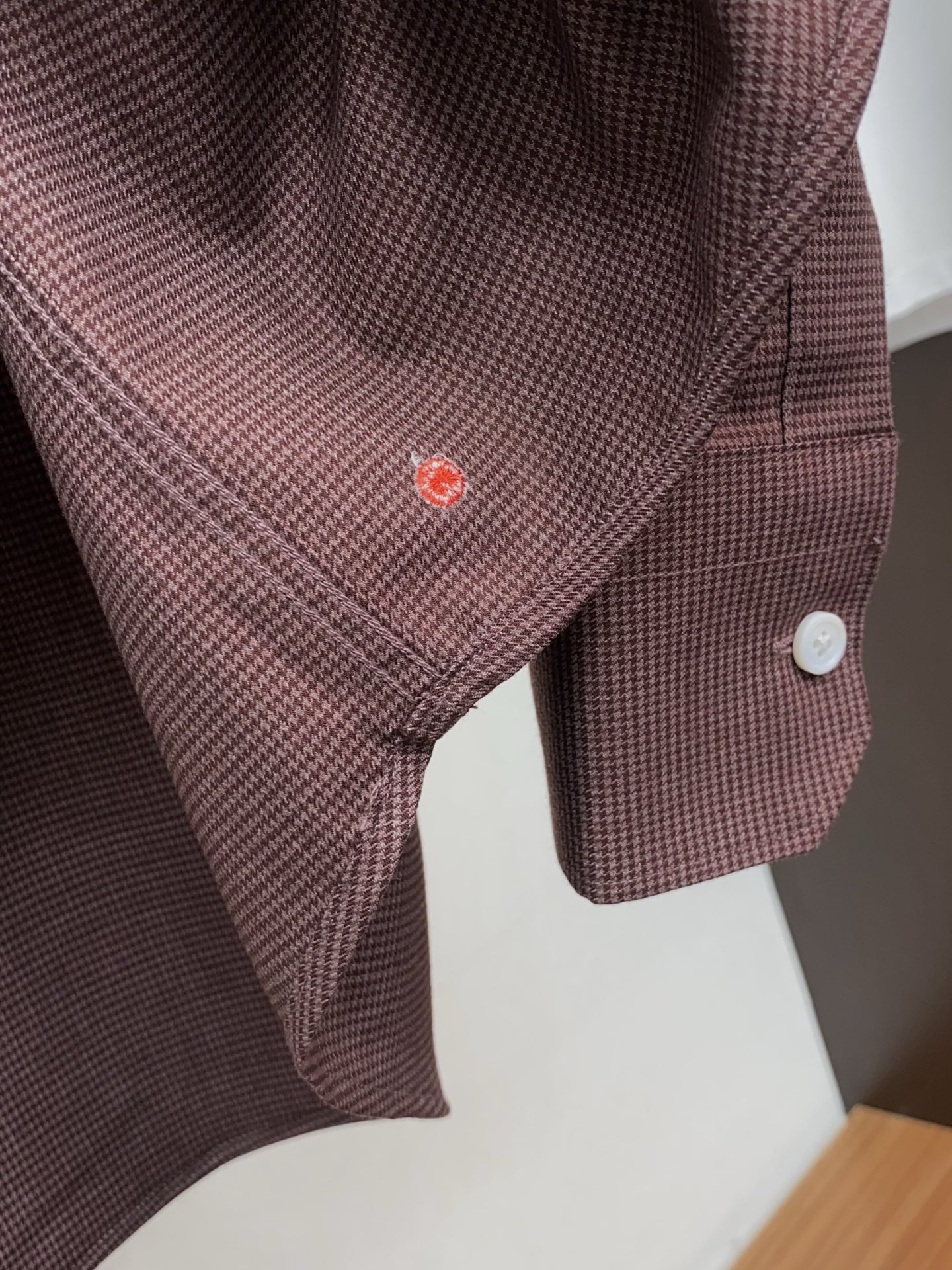 kiton 高端男士长袖衬衫，在追求品质与风格的同时品牌以其卓越的工艺和独特的设计理念，再次引领潮流前沿