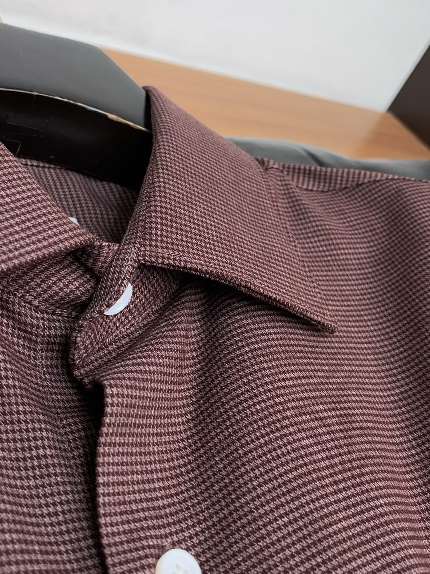 kiton 高端男士长袖衬衫，在追求品质与风格的同时品牌以其卓越的工艺和独特的设计理念，再次引领潮流前沿