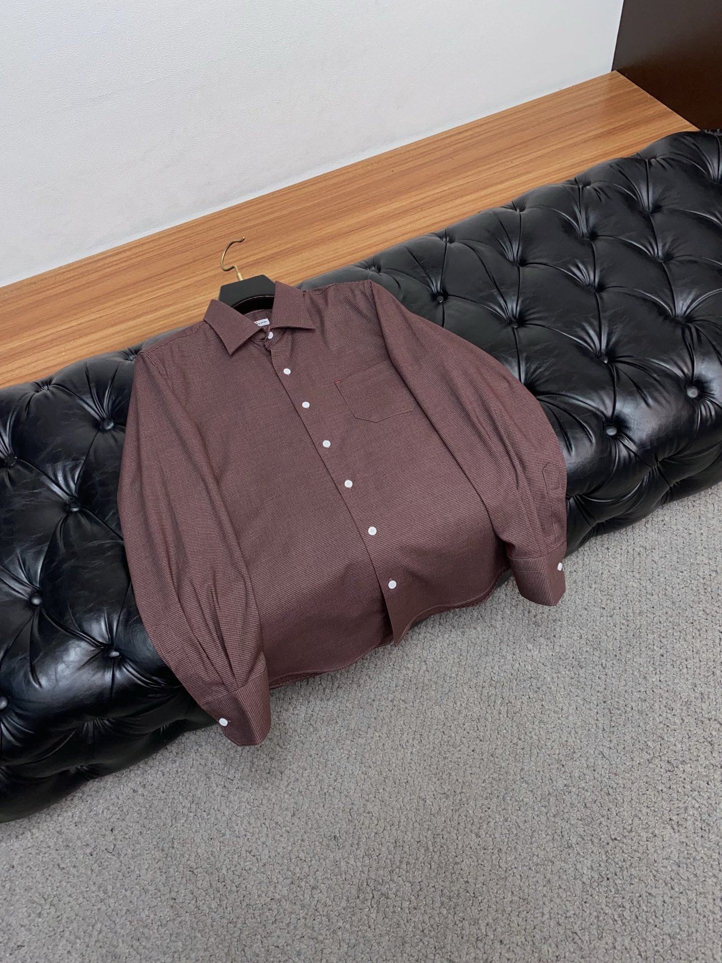 kiton 高端男士长袖衬衫，在追求品质与风格的同时品牌以其卓越的工艺和独特的设计理念，再次引领潮流前沿