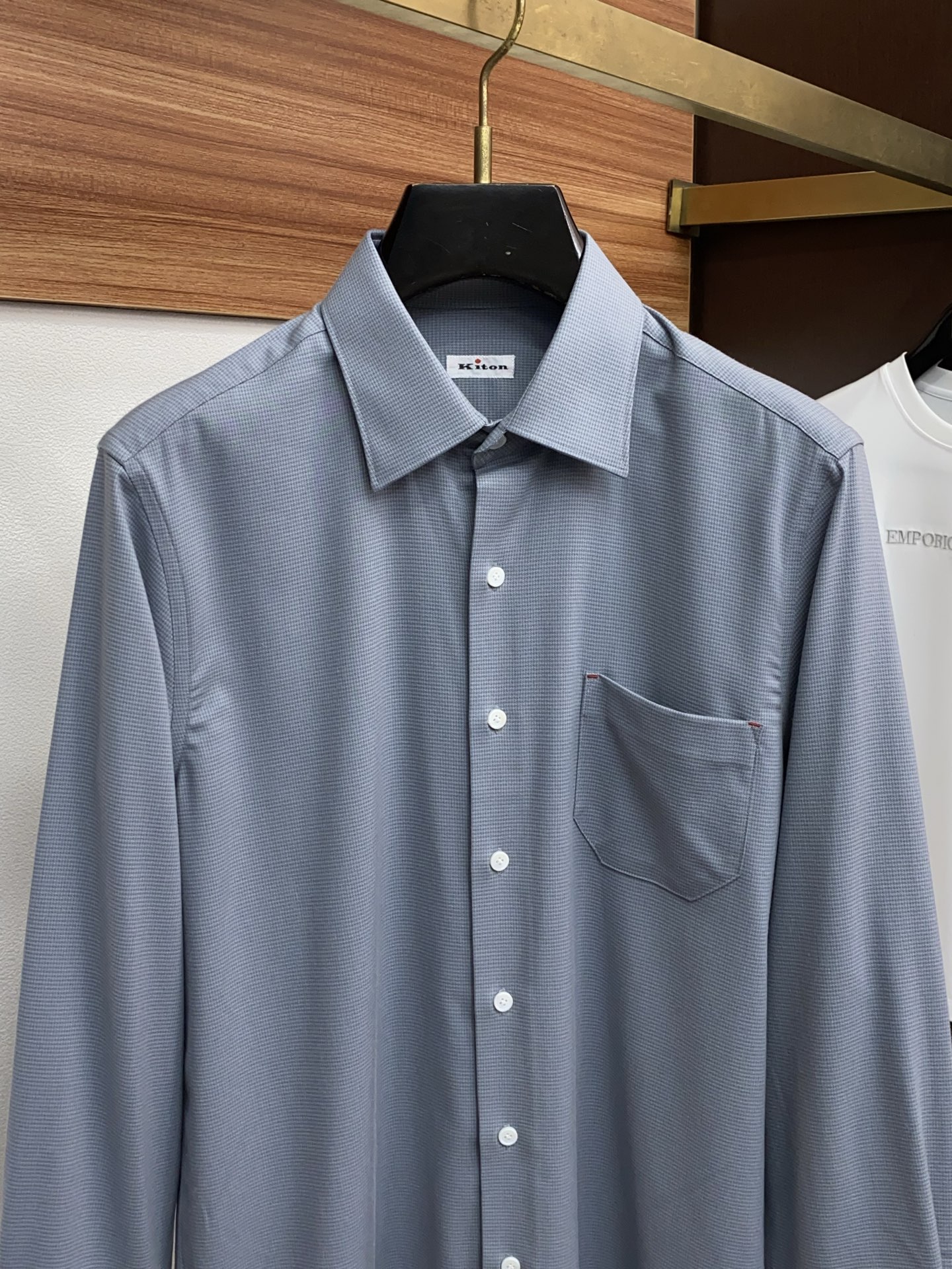 kiton 高端男士长袖衬衫，在追求品质与风格的同时品牌以其卓越的工艺和独特的设计理念，再次引领潮流前沿