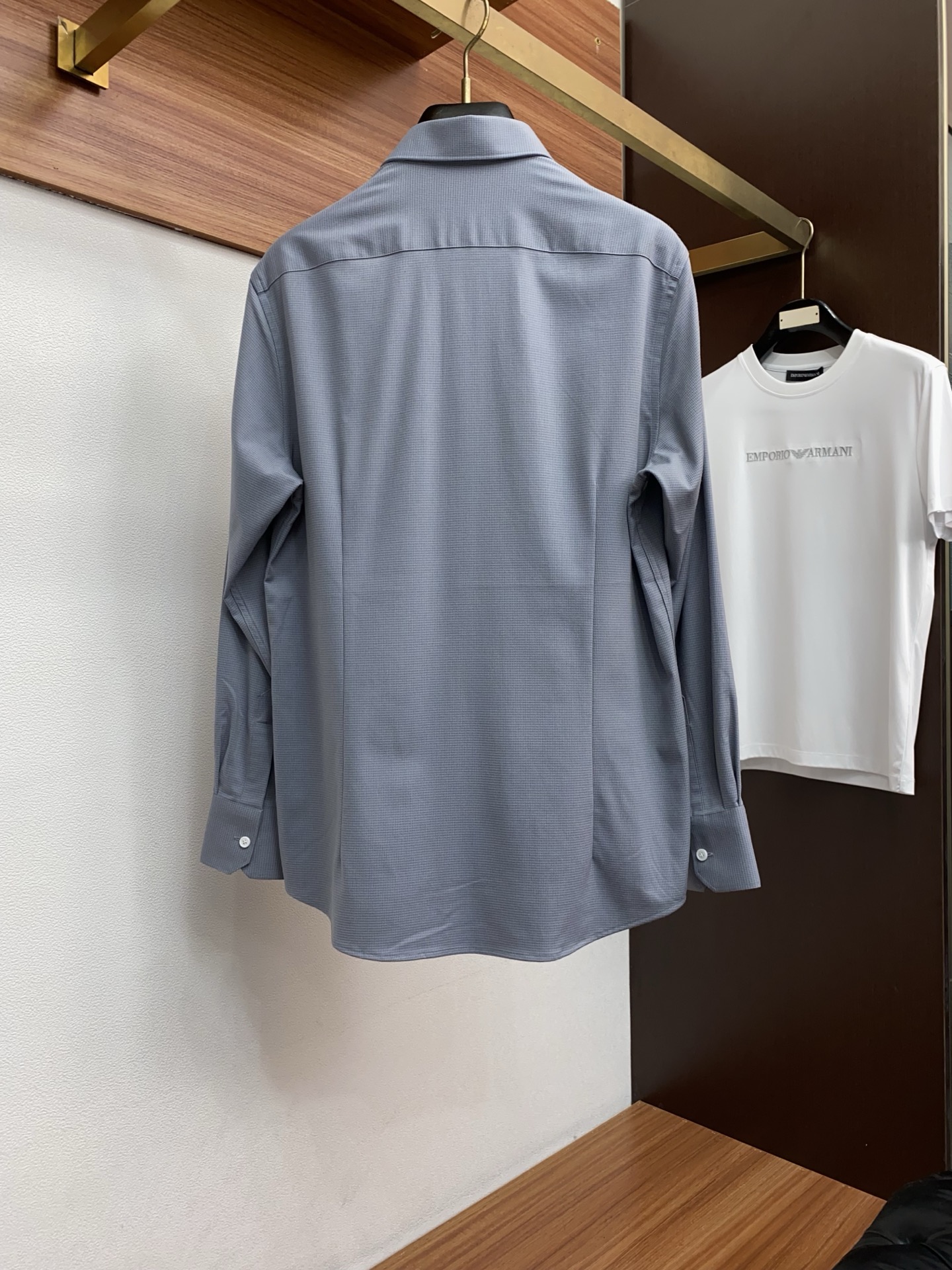 kiton 高端男士长袖衬衫，在追求品质与风格的同时品牌以其卓越的工艺和独特的设计理念，再次引领潮流前沿