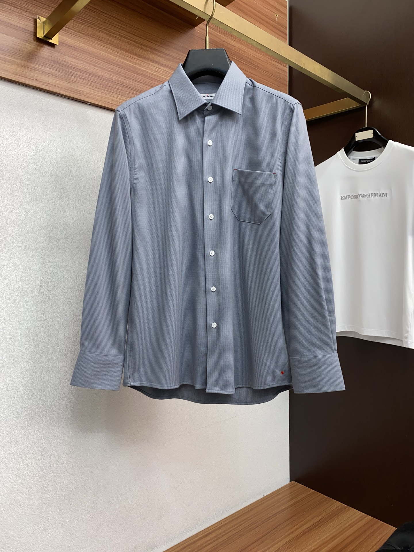 kiton 高端男士长袖衬衫，在追求品质与风格的同时品牌以其卓越的工艺和独特的设计理念，再次引领潮流前沿